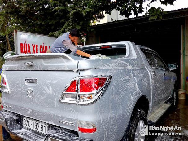 Những chiếc ô tô bán tải, xe khách thường bỏ nhiều công sức hơn nên giá thành rửa cũng cao hơn. Ảnh: Quang An