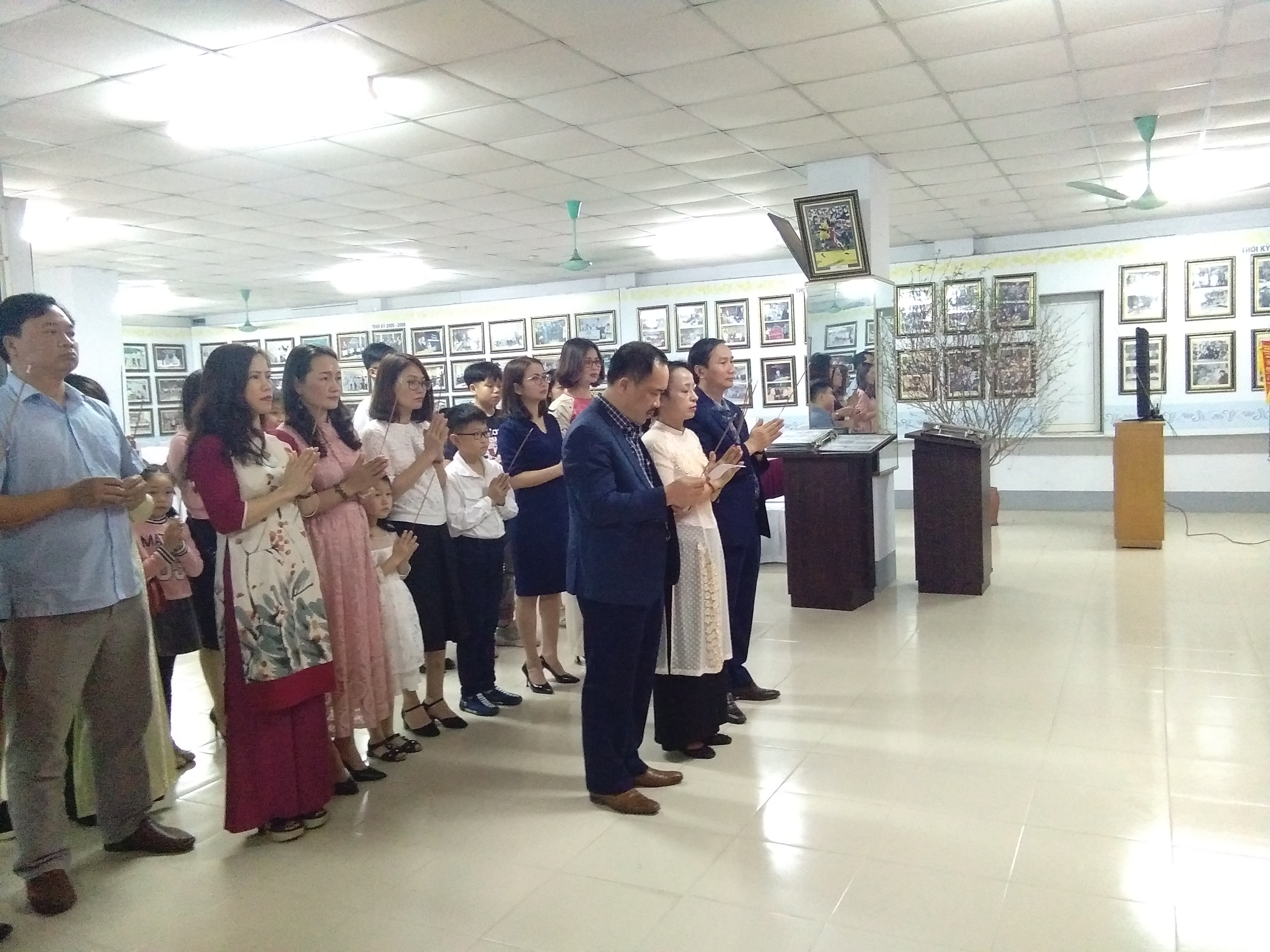 Cán bộ, phóng viên, nhân viên Báo Nghệ An dâng hương tưởng niệm Chủ tịch Hồ Chí Minh