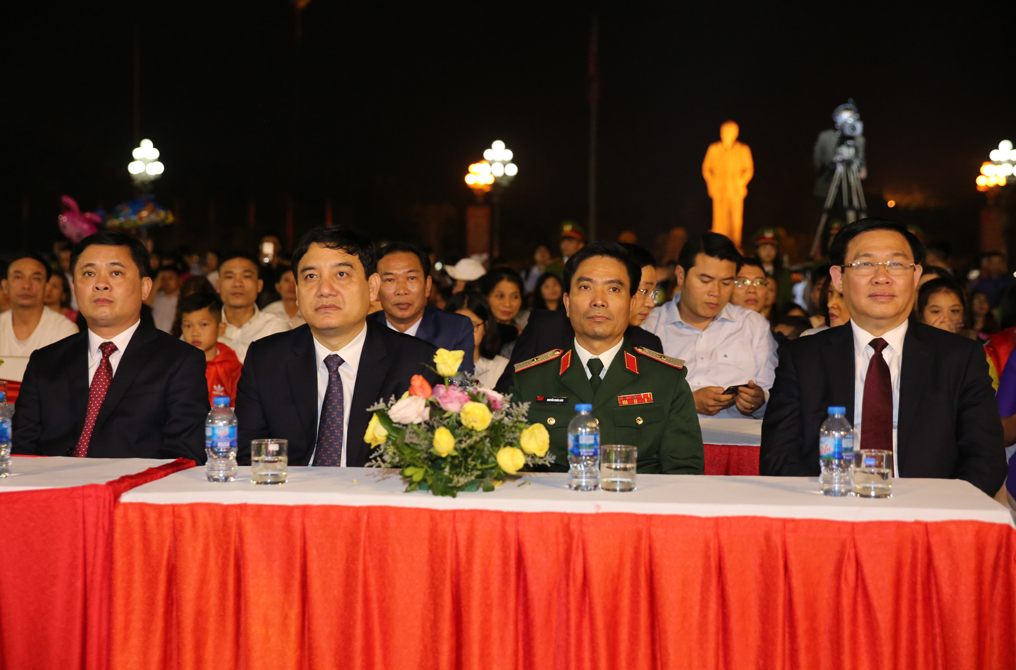 Phó Thủ tướng Chính phủ Vương Đình Huệ cùng lãnh đạo Quân khu 4, tỉnh Nghệ An tham dự đêm hội. Ảnh: Đức Anh