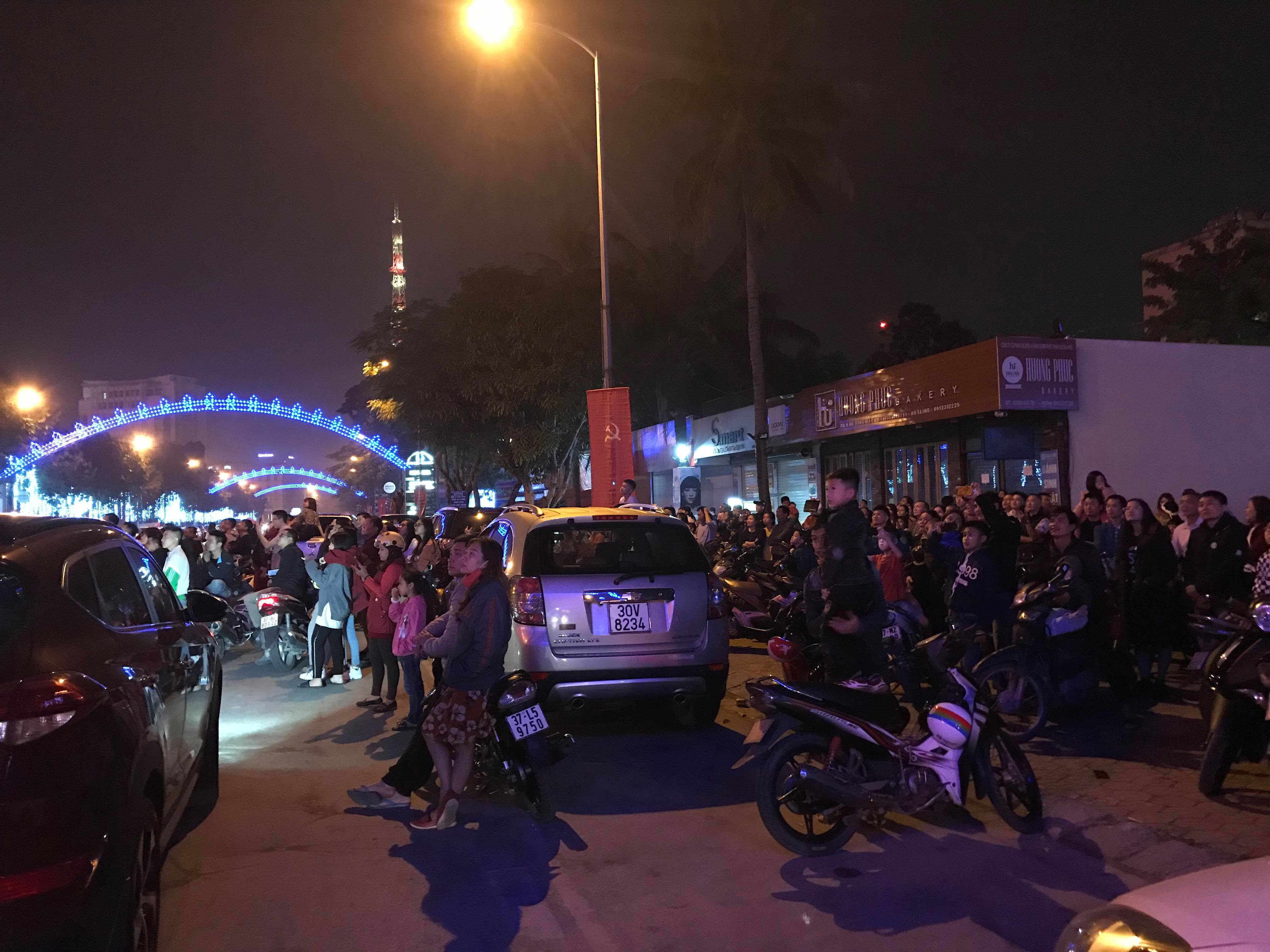 Hàng nghìn người dân đã có mặt tại tuyến đường Hồ Tùng Mậu để xem pháo hoa. Ảnh: Hà Chi
