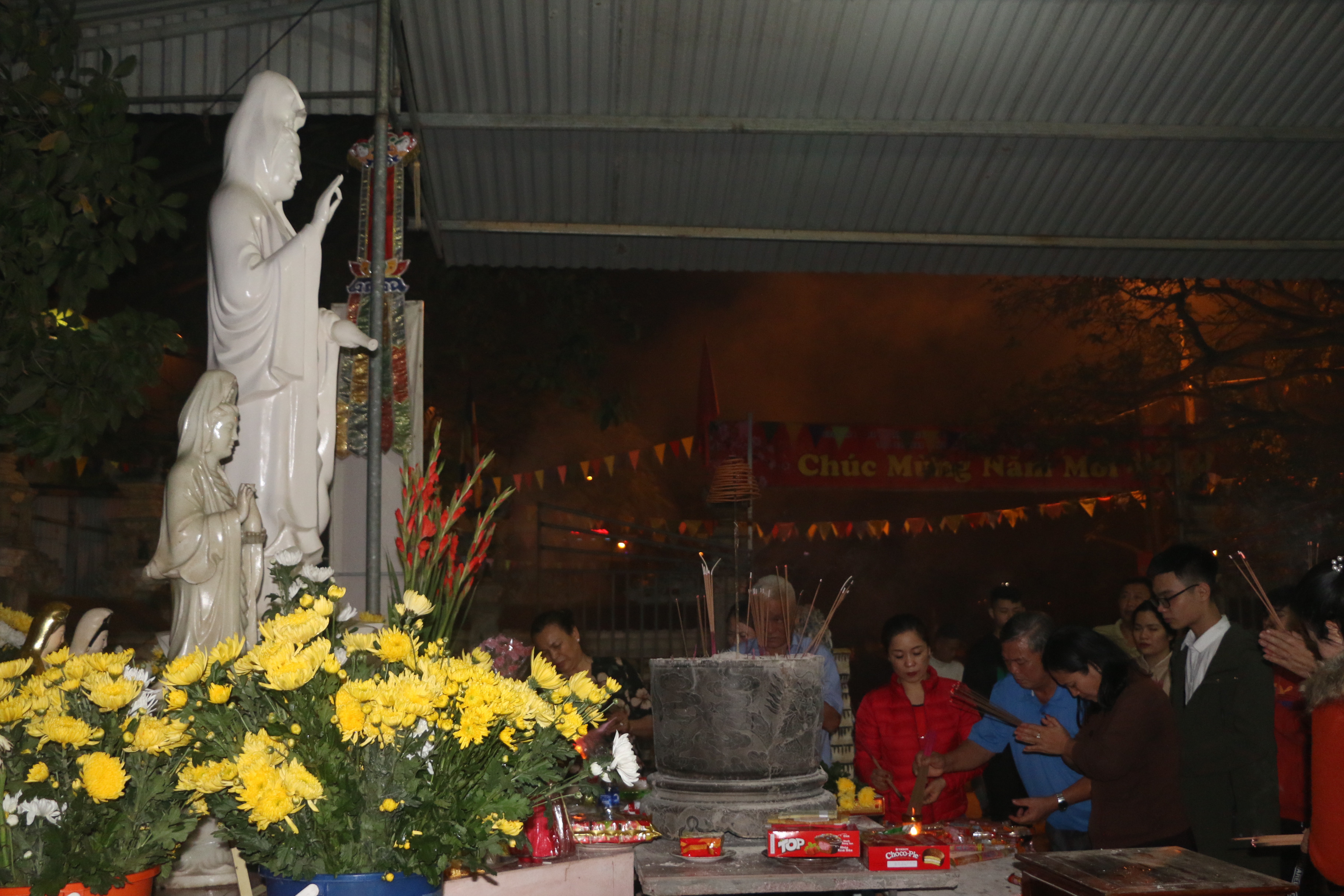 Dù đang trong thời gian tu sửa nhưng chùa Cần Linh vẫn  đảm bảo không gian thờ tự phục vụ nhu cầu tâm linh của người dân. Ảnh: Gia Huy