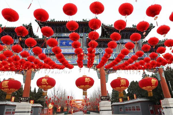 Dàn đèn lồng đỏ trang trí dịp Tết Nguyên đán ở bên ngoài cổng phía nam của Công viên Ditan ở thủ đô Bắc Kinh, Trung Quốc. Ảnh: Asianewsphoto.