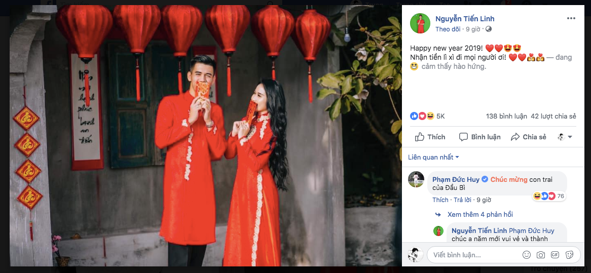 Tiền đạo Nguyễn Tiến Linh khoe ảnh Tết cùng bạn gái xứ Nghệ. Ảnh: FBNV