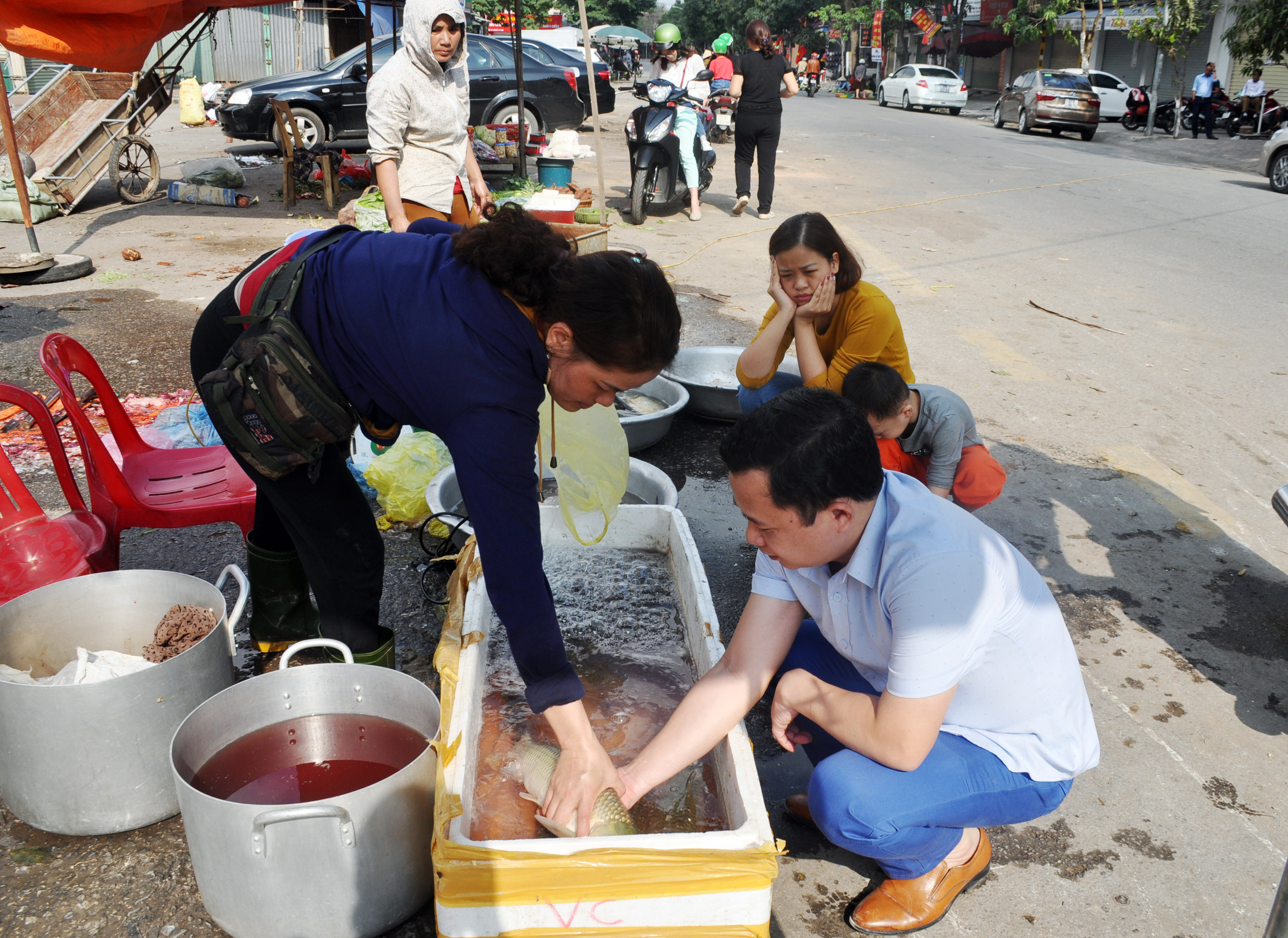 Cá trắm bày bán sáng mồng 2 Tết ở cổng chợ Hưng Dũng, giá 100.000 đồng/kg.  Ảnh: Việt Phương 