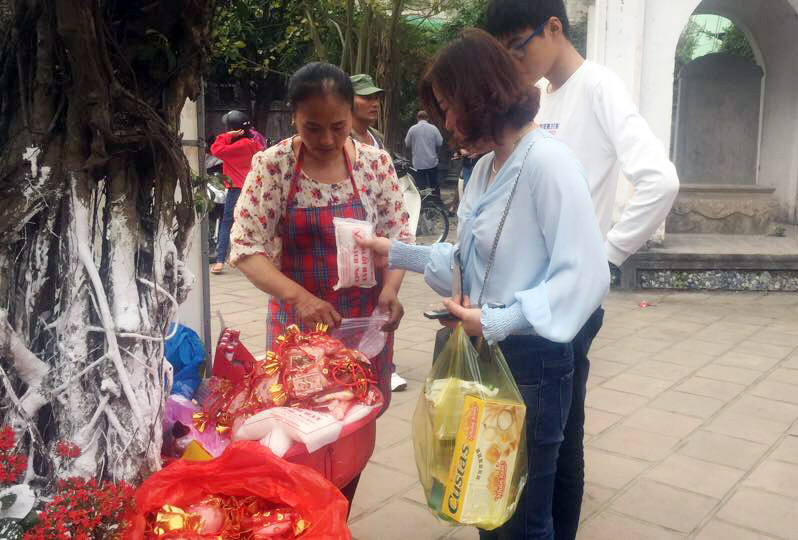 “Đầu năm mua muối, cuối năm mua vôi” là tập tục của người Việt trong năm mới, vì thế, năm nay người dân mua bán muối, bật lửa khá nhiều. Ảnh: Việt Phương