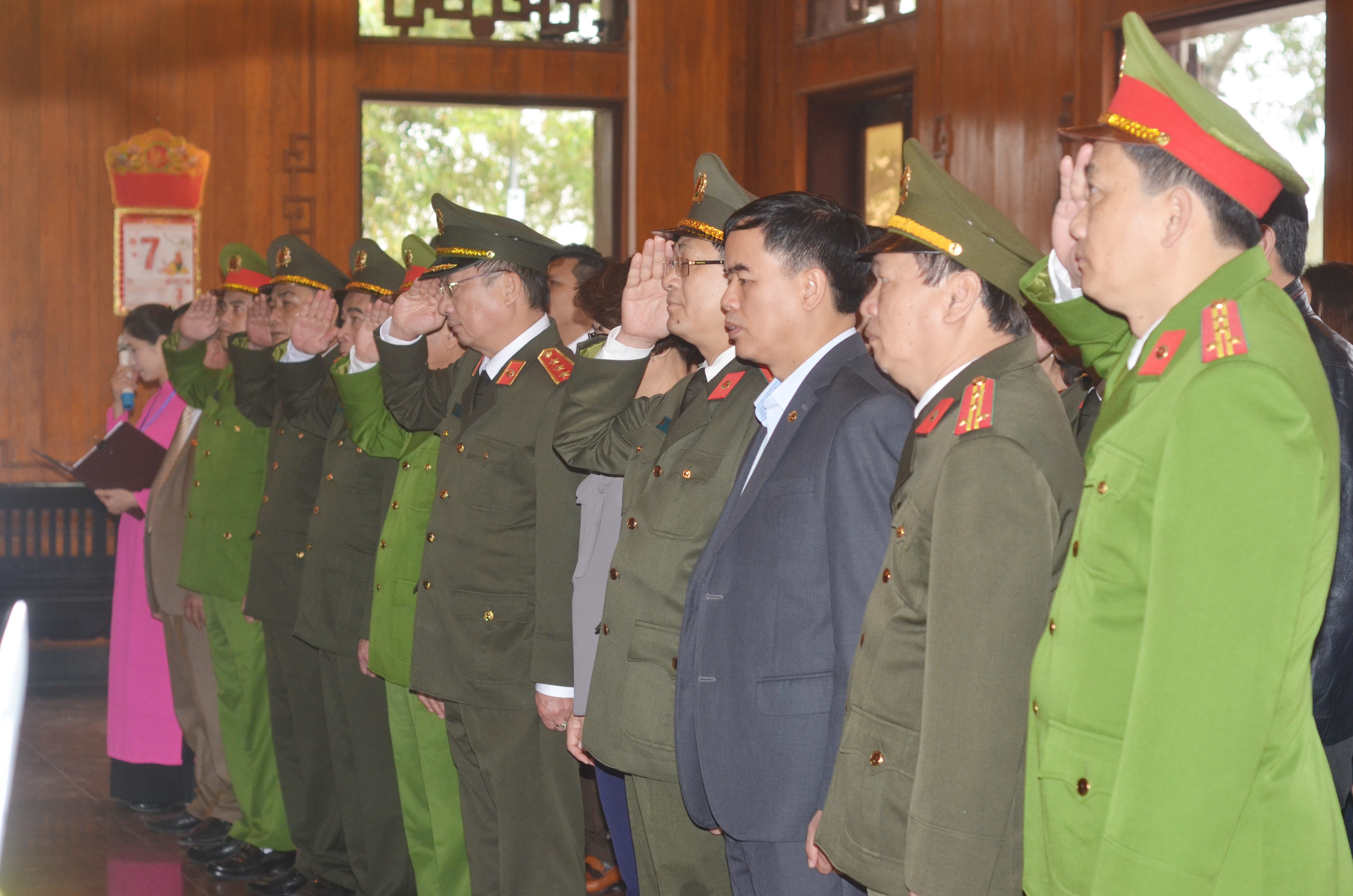 Các đại biểu làm lễ tưởng niệm Chủ tịch Hồ Chí Minh