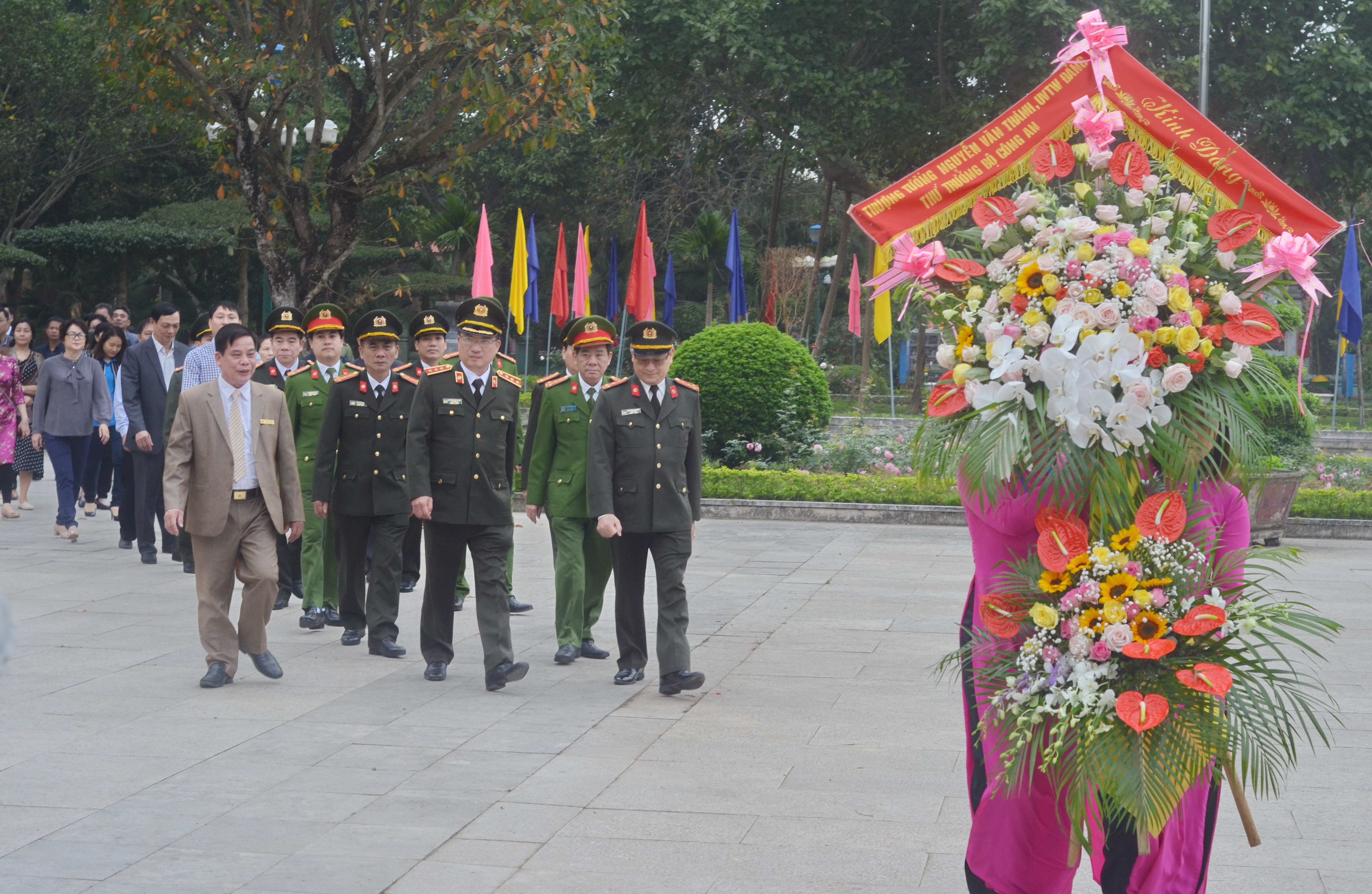 Đoàn Công tác đến dâng hoa tại khu di tích