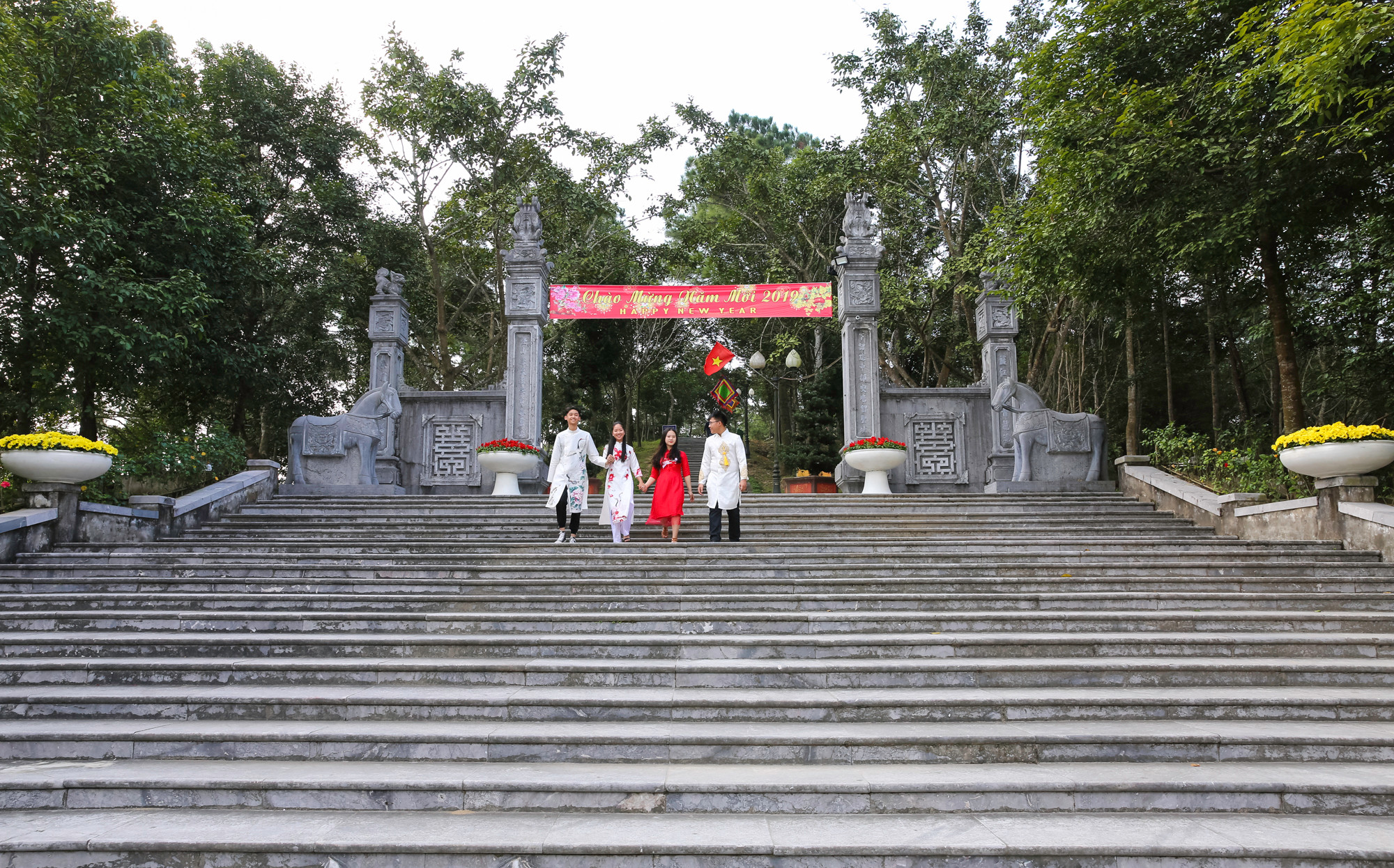 Bước lên theo 81 bậc tam cấp, kiến trúc ngôi đền hiện ra uy nghi bề thế, và cổ kính, tiêu biểu cho kiến trúc đền chùa ở Việt Nam. 