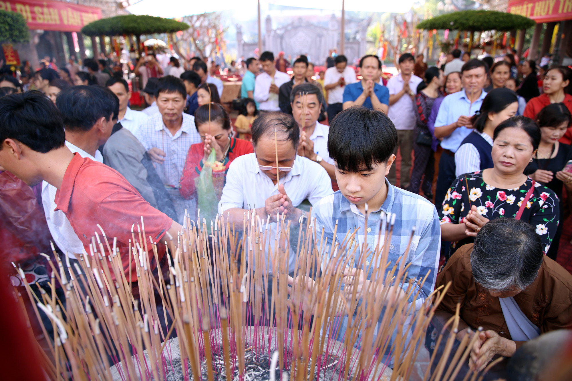 Đông đảo nhân dân và du khách thập phương về dâng hương tại Đền thờ Hoàng đế Quang Trung. Ảnh: Đức Anh