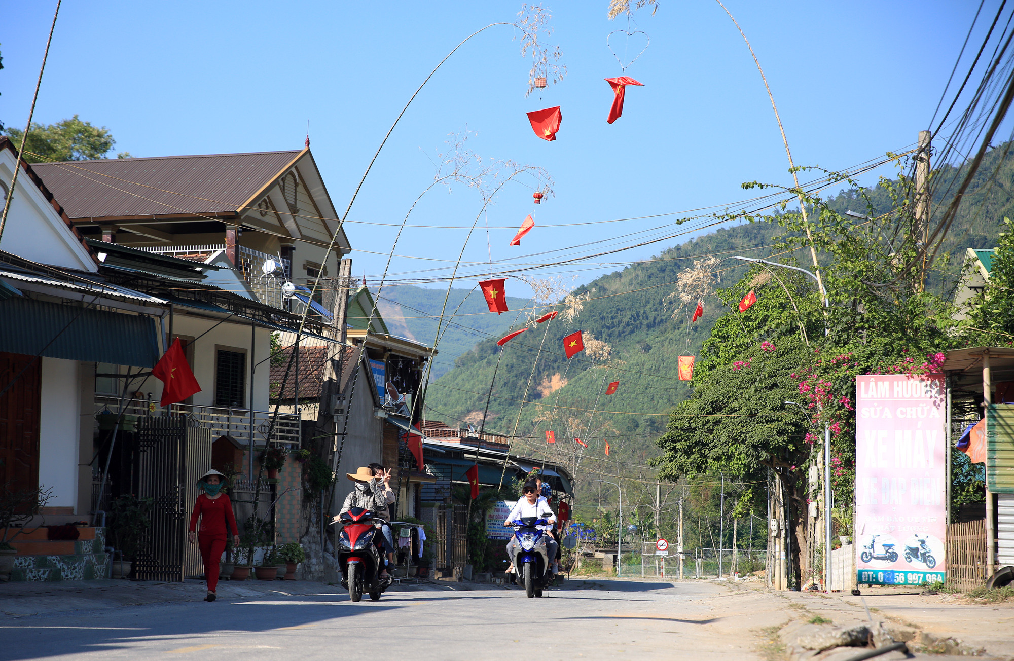 Ở các huyện miền núi Nghệ An người dân ngại ra đường chơi Tết vì nắng nóng. Ảnh: Hồ Phương