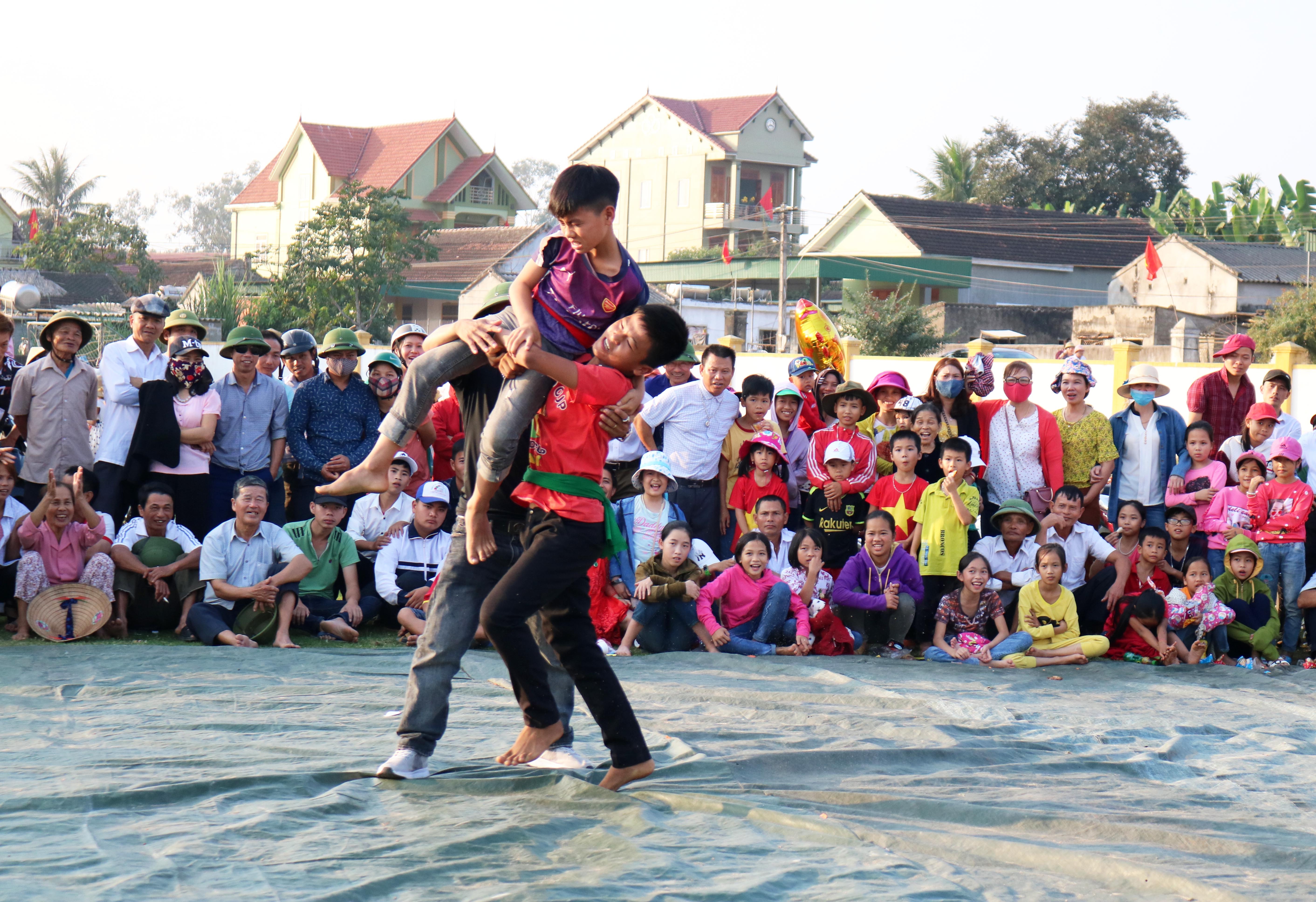 Một pha nhấc bổng đối phương dành chiến thắng mau lẹ.