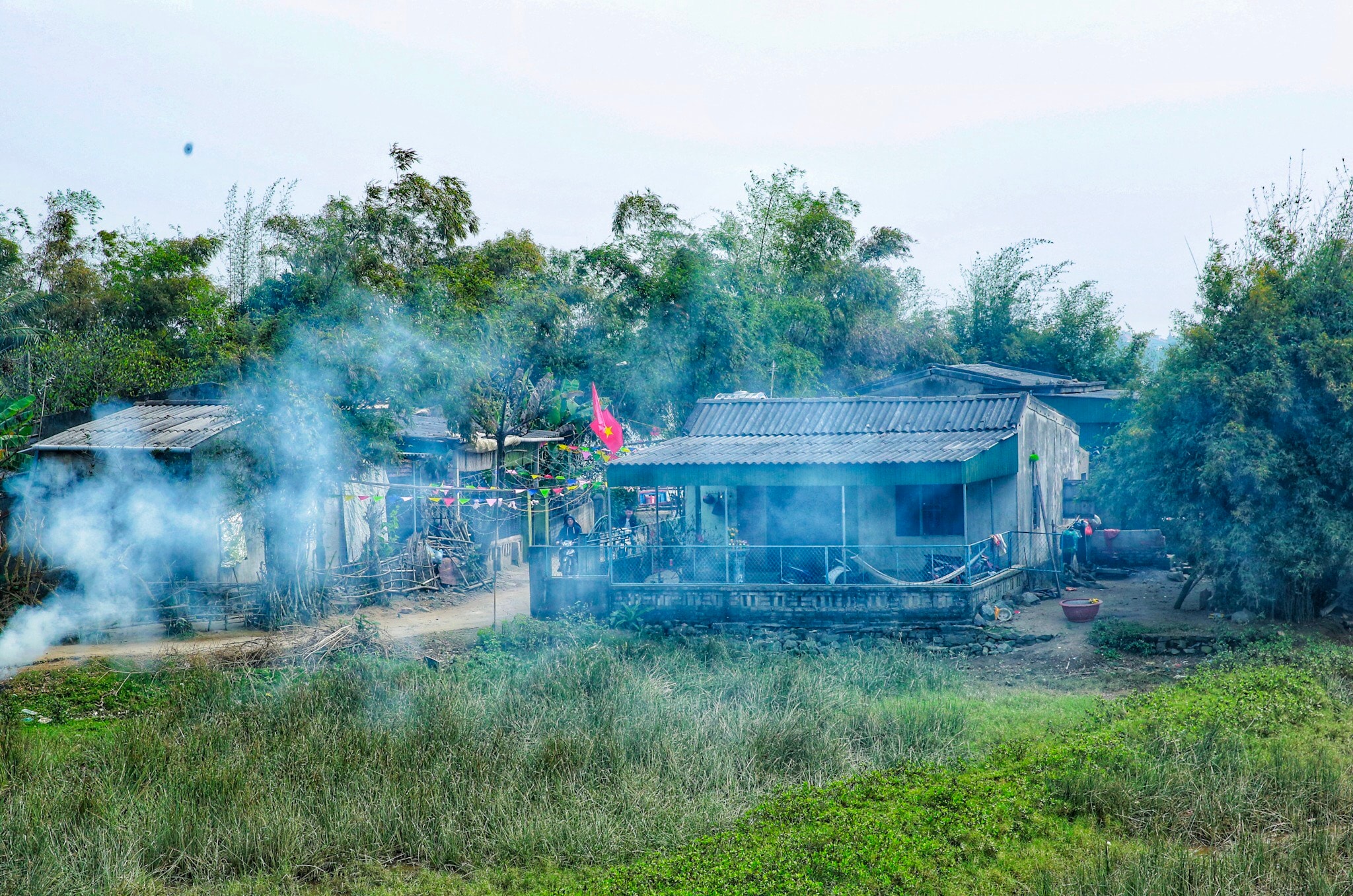 Chiều về trên xóm Hòa Lam. 