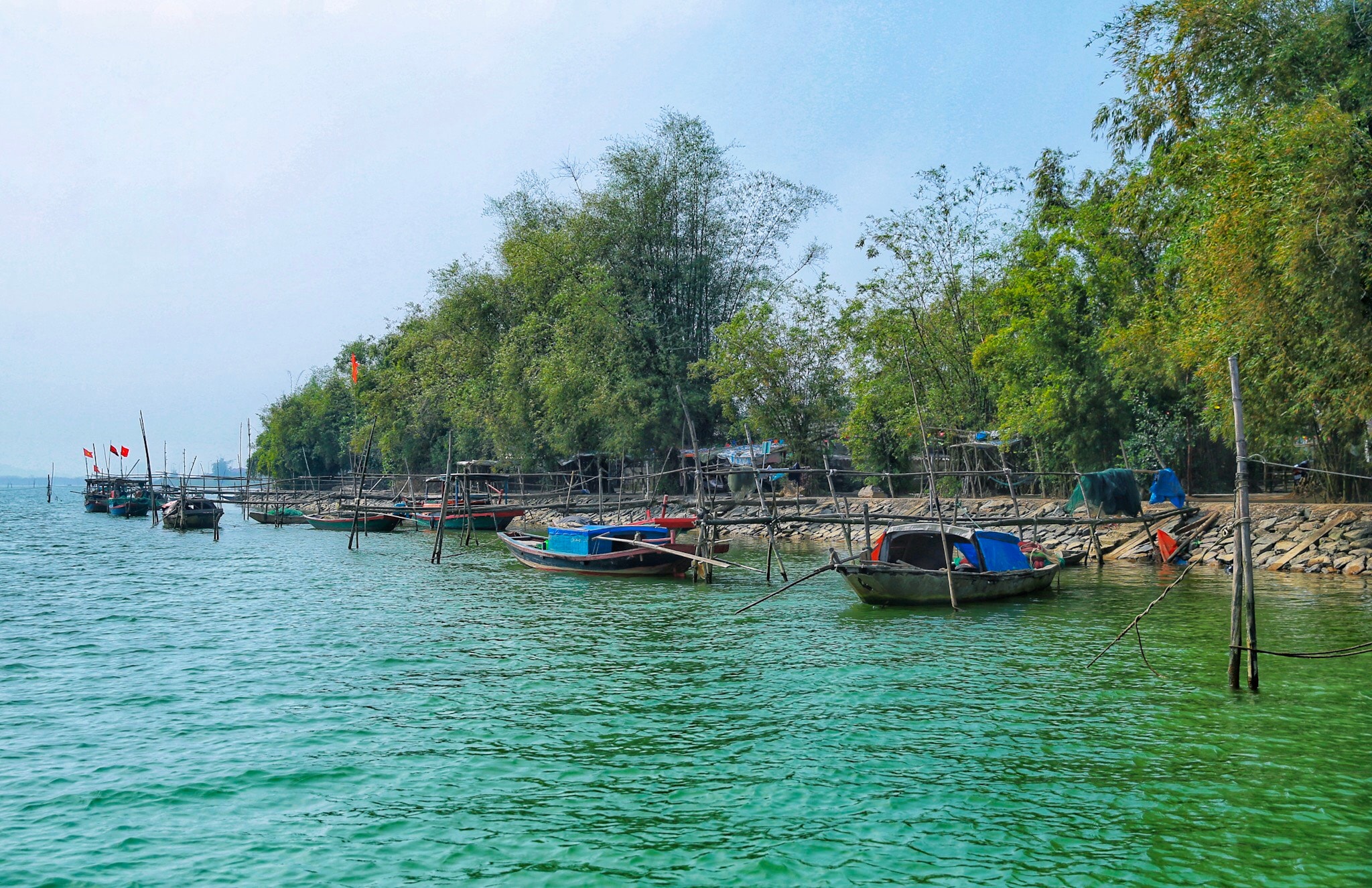 Quang cảnh xóm chài Hòa Lam từ sông Lam nhìn vào. 