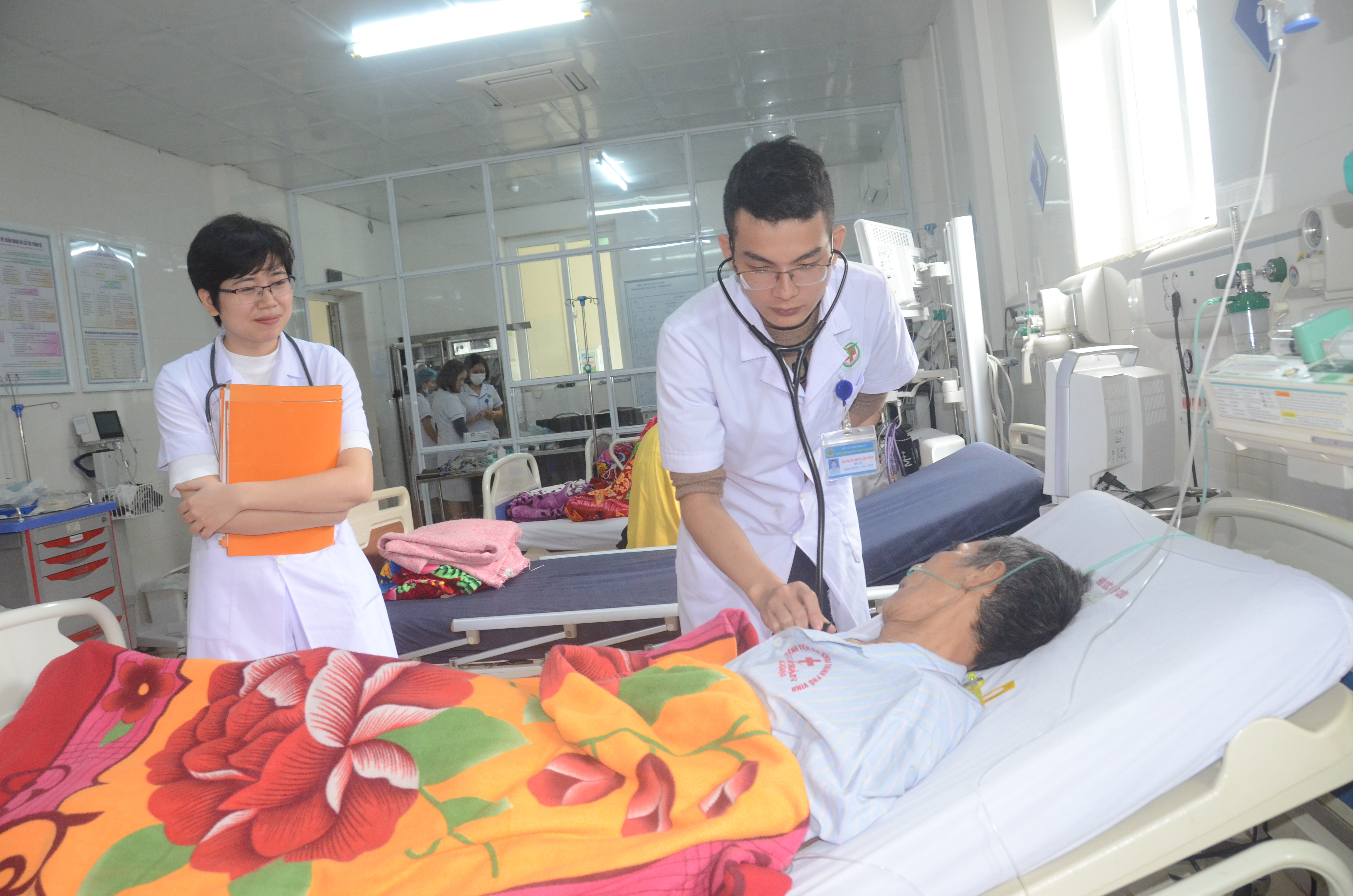 Khám, điều trị cho bệnh nhân tại khoa Hồi sức cấp cứu Bệnh viện Đa khoa thành phố Vinh. Ảnh: Thành Chung
