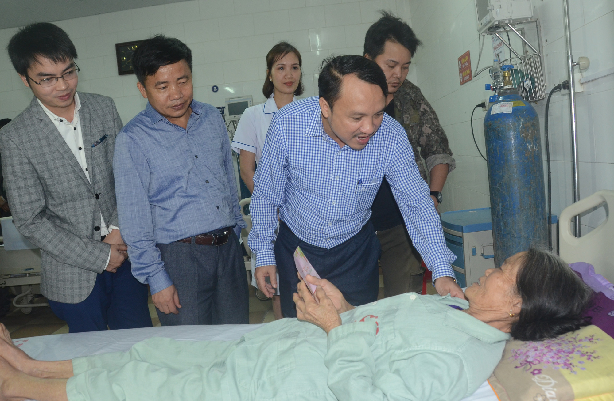 Lãnh đạo Sở Y tế Nghệ An thăm hỏi, tặng quà cho bệnh nhân trong dịp Tết. Ảnh: Thành Chung