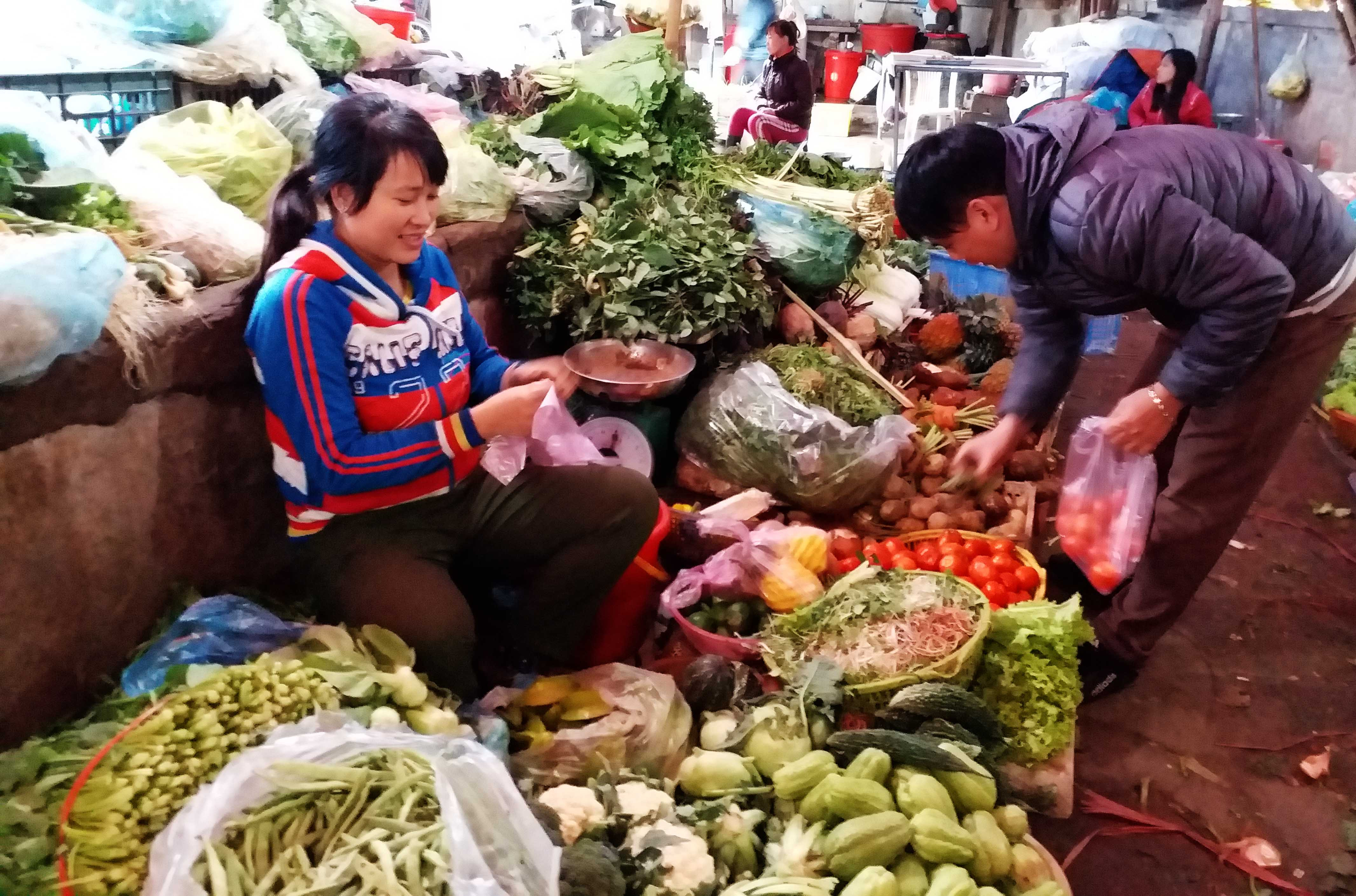 Ở một số chợ nông thôn, sau Tết nhu cầu rau xanh tăng cao song giá cả chỉ biến động nhẹ. Ảnh: Thanh Phúc