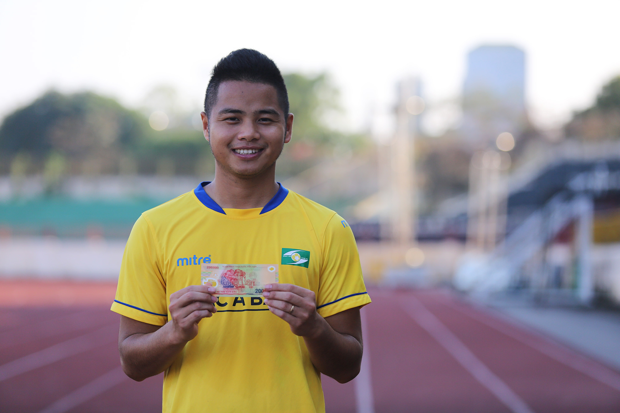 Cao Xuân Thắng khoe tiền mừng tuổi. Năm nay anh là một trong số những cầu thủ sinh năm 1993 được đội bóng xứ Nghệ gia hạn hợp đồng. Ảnh: Đức Anh