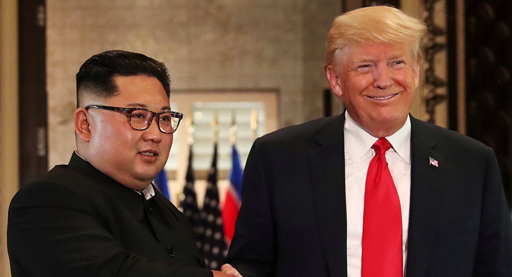 Tổng thống Mỹ Donald Trump và nhà lãnh đạo Triều Tiên Kim Jong-un trong lần gặp thứ nhất