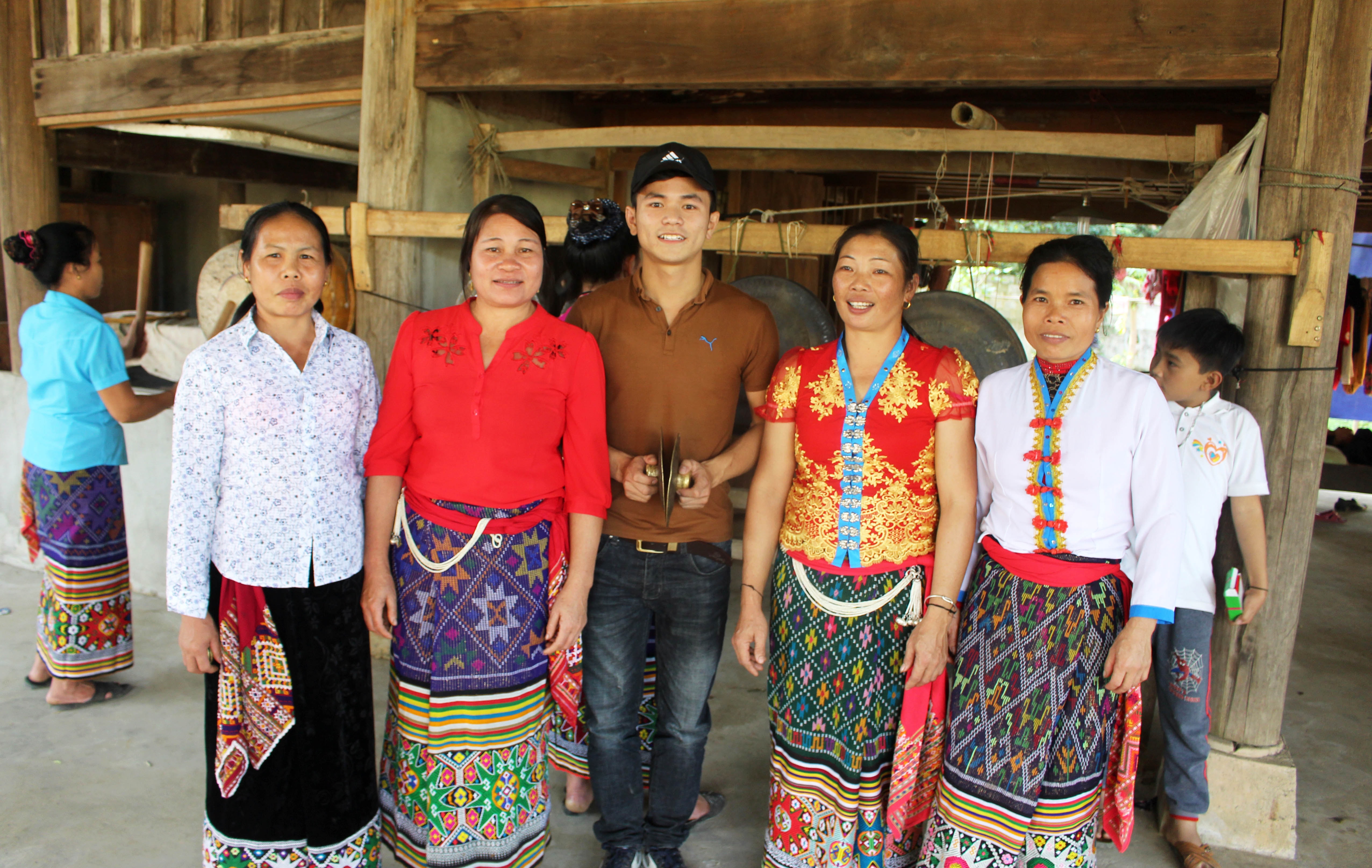 Năm nay,  bà con các bản dường như phấn khởi hơn bởi sau gần chục năm về nơi bản mới, việc trồng trọt, sản xuất, chăn nuôi, sinh sống của các gia đình đã dần ổn định, một số hộ đã vươn lên làm giàu. Xuân về trên vùng tái định cư mang đến cho bà con không khí vui tươi và những niềm hi vọng mới.