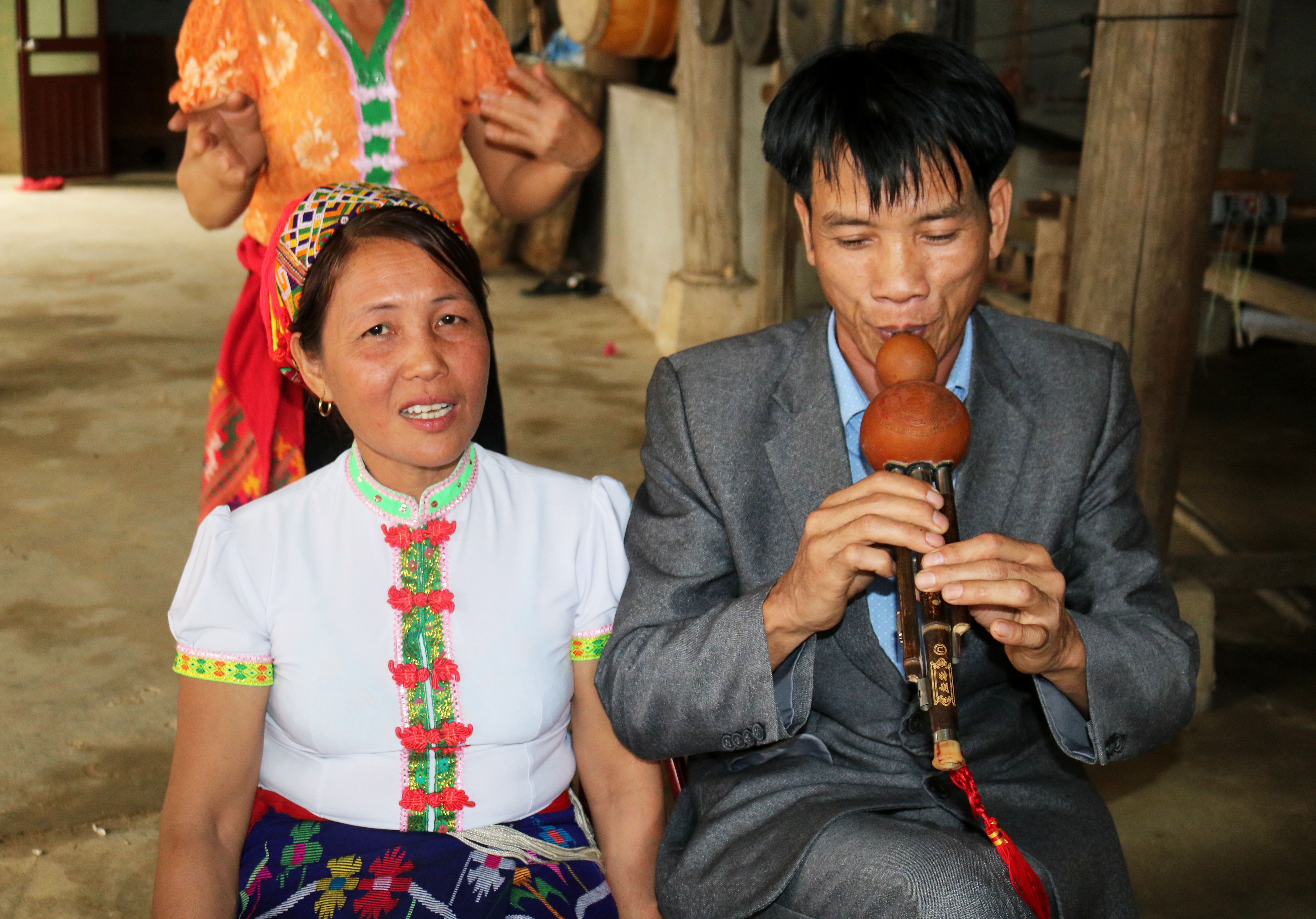 Đến dự hội vui ngày Tết ở nhà văn hóa cũng như ở các gia đình, những người có năng khiếu văn nghệ thỏa sức trổ tài đánh chiêng, hát, múa, thổi kèn…