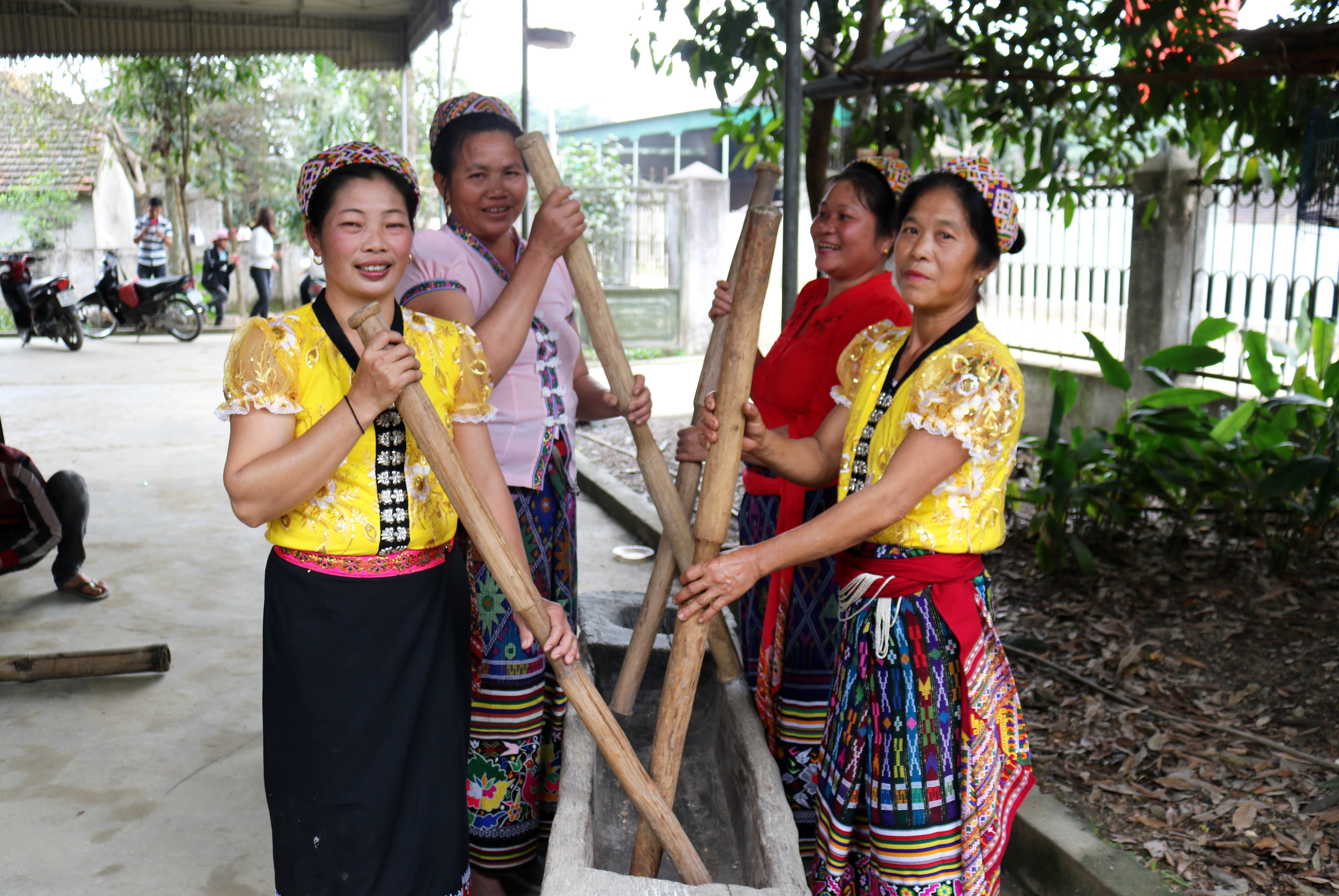 Hòa cùng tiếng chiêng, trống và những màn múa sạp tưng bừng là tiếng khua chày náo nức, dục giã.