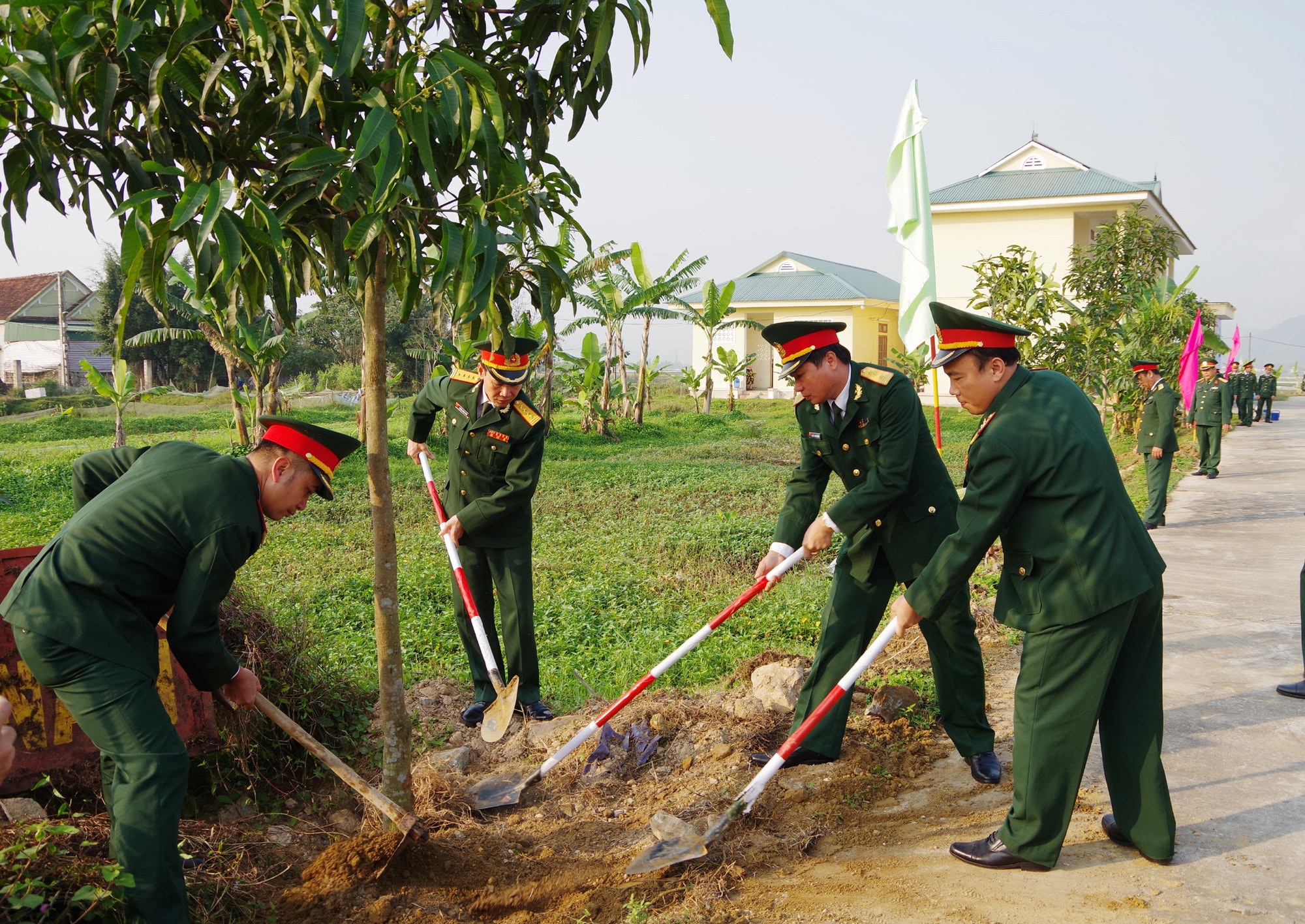 Cán bộ chiến sỹ Bộ Chỉ huy Quân sự tỉnh tham gia Tết trồng cây. Ảnh: Trọng Kiên