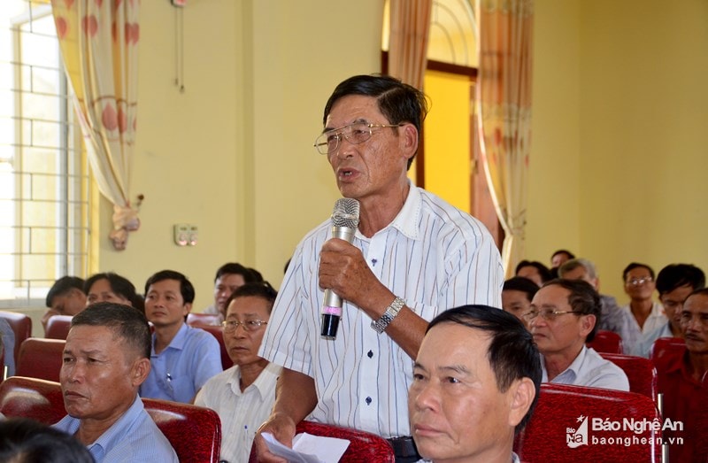 Cử tri thị xã Hoàng Mai phát biểu kiến nghị với các đại biểu Quốc hội. Ảnh tư liệu