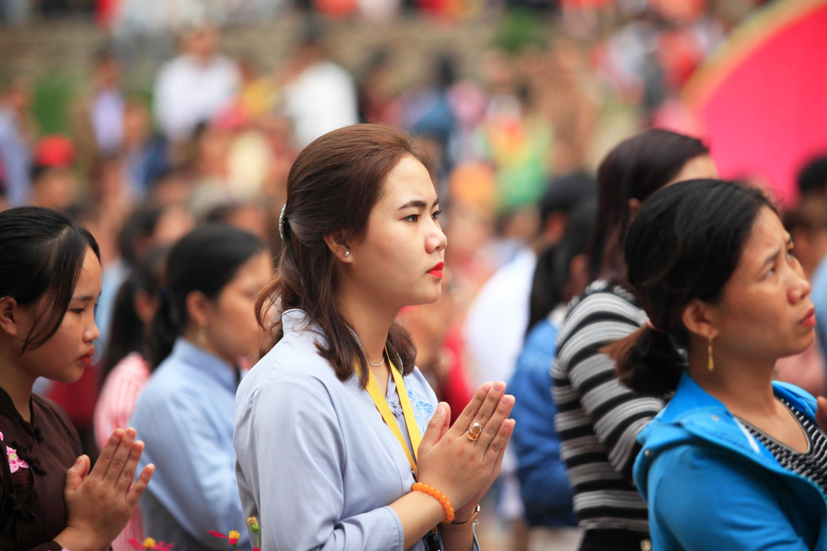 Người dân đi chùa cầu an mang theo tấm lòng thành kính hướng về đức Phật, cầu mong sự an lành đến với bản thân và gia đinh trong năm mới.
