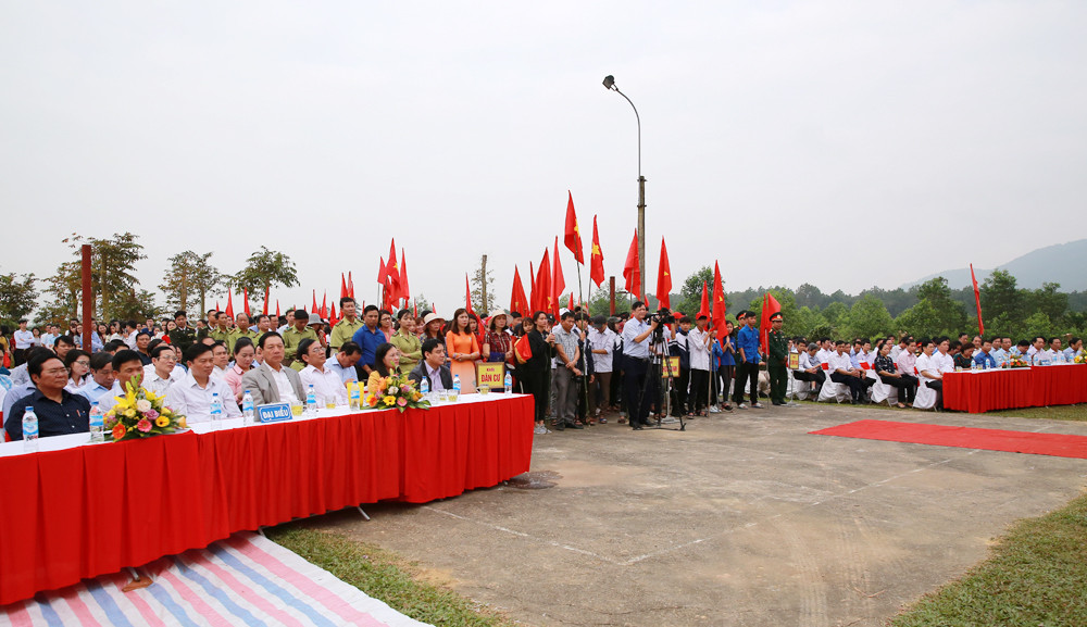 Các đồng chí lãnh đạo tỉnh, các sở, ngành cấp tỉnh tham gia lễ phát động “Tết trồng cây đời đời nhớ ơn Bác Hồ” xuân Kỷ Hợi 2019. Ảnh: Lâm Tùng