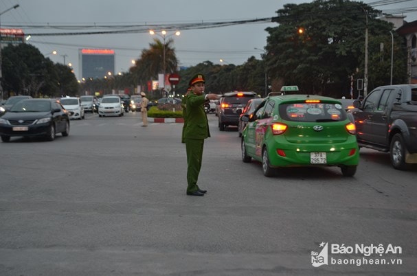 Lực lượng cảnh sát tham gia điều tiết, phân luồng giao thông tại TP Vinh. Ảnh tư liệu