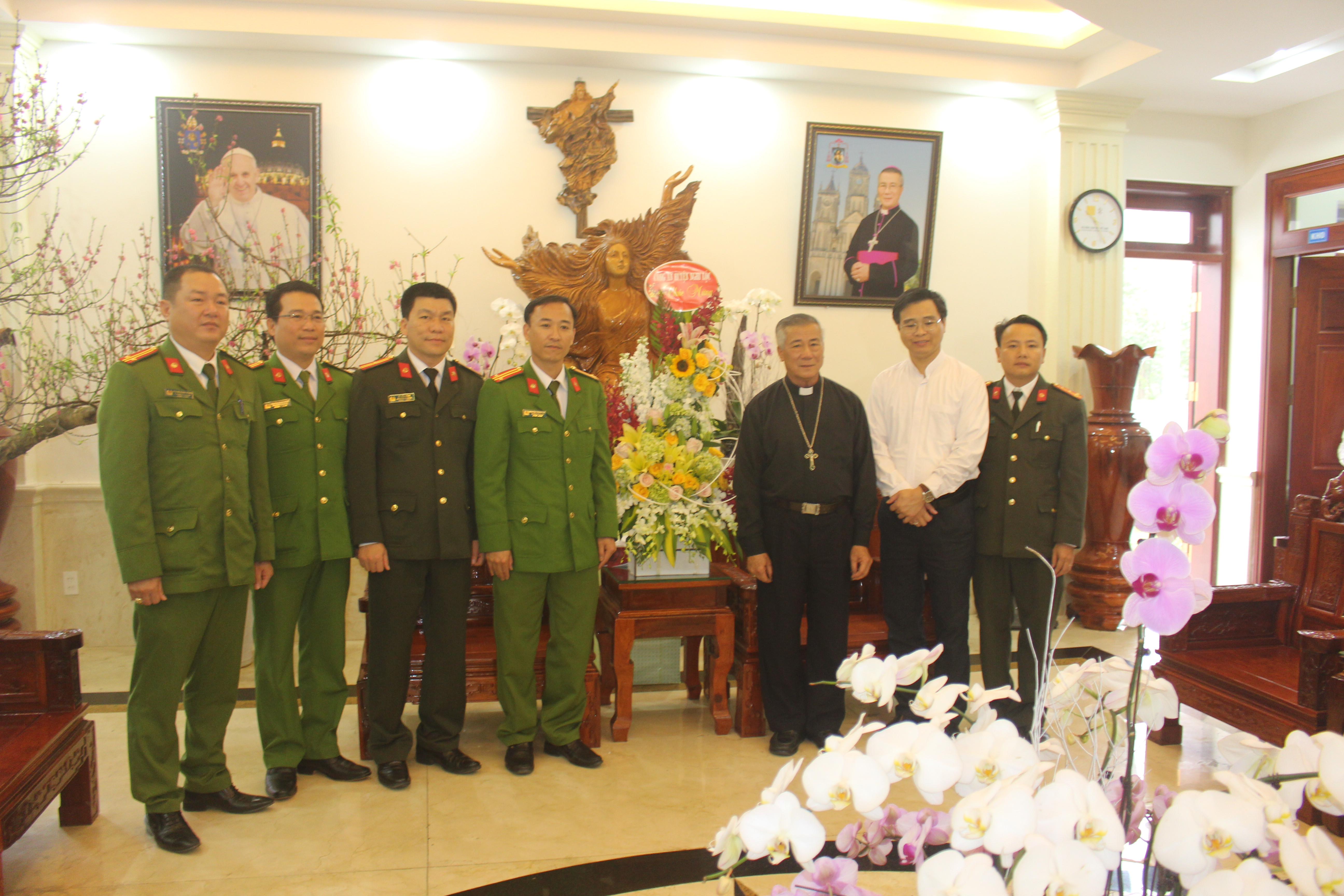 Lãnh đạo Công an huyện Nghi Lộc tặng hoa, chúc mừng Giám Mục Giáo phận Vinh Nguyễn Hữu Long nhân dịp Thánh Lễ Tạ ơn, nhận Sứ vụ Mục tử 