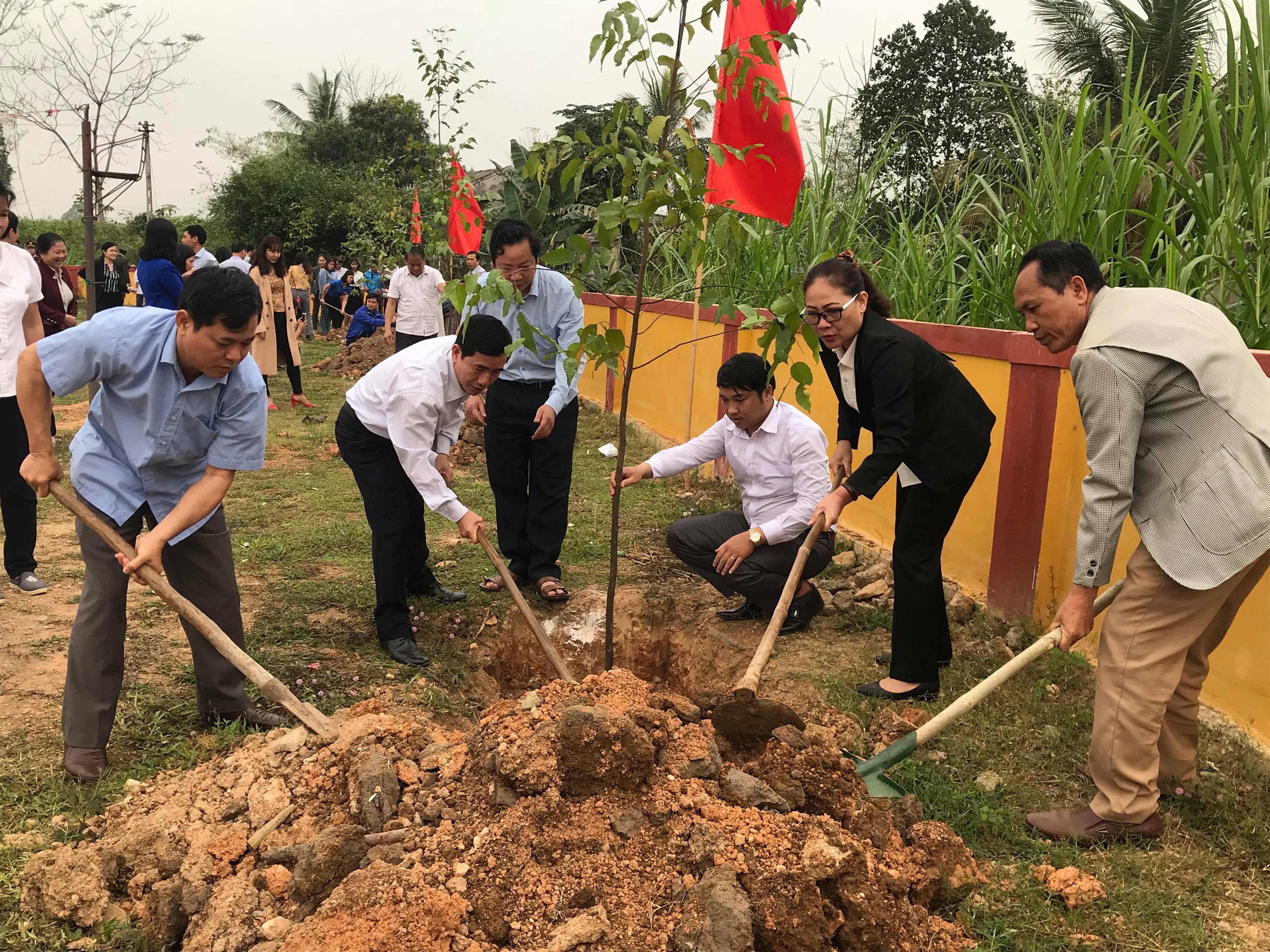 Lãnh đạo huyện và xã trồng cây tại sân vận động xã Nghĩa Thắng, Nghĩa Đàn. Ảnh: Minh Thái