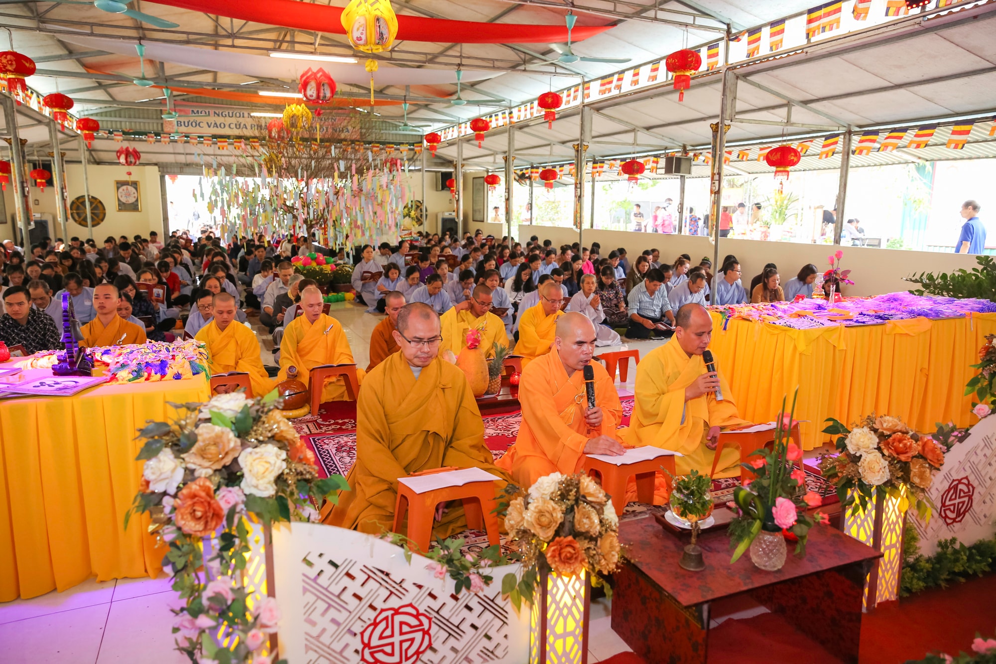 Trước khi tổ chức buổi lễ Khai bút và cầu nguyện cho các phương tiện tham gia giao thông trên đường được an toàn các nhà sư đã làm lễ cầu an cho các phật tử có mặt tại buổi lễ