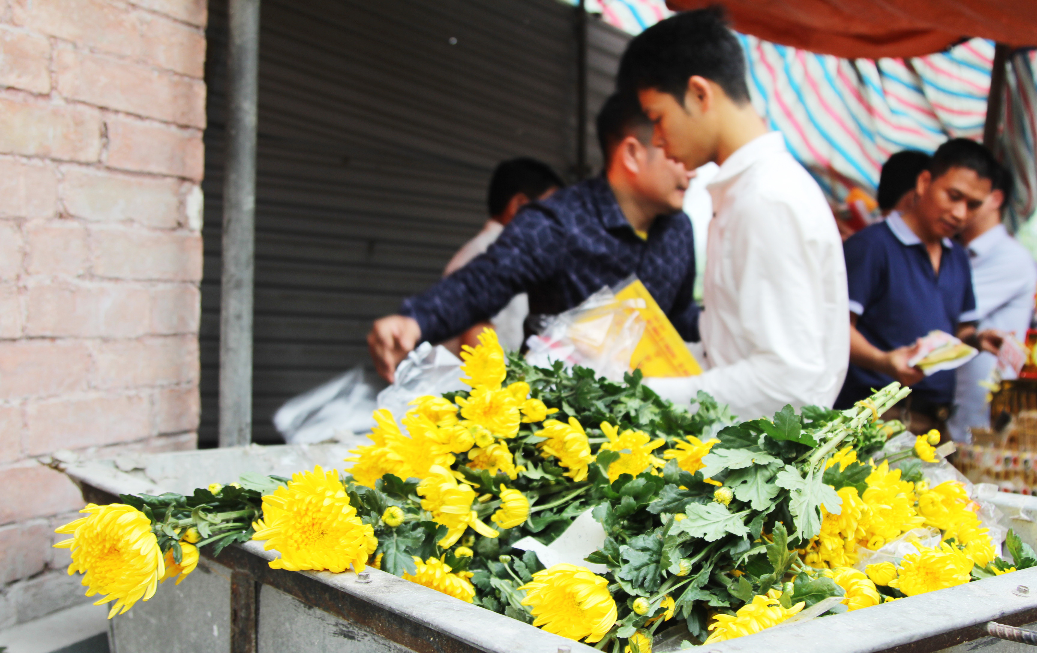 Còn phần hoa trên mâm lễ bị vứt vào thùng rác rất lãng phí. 