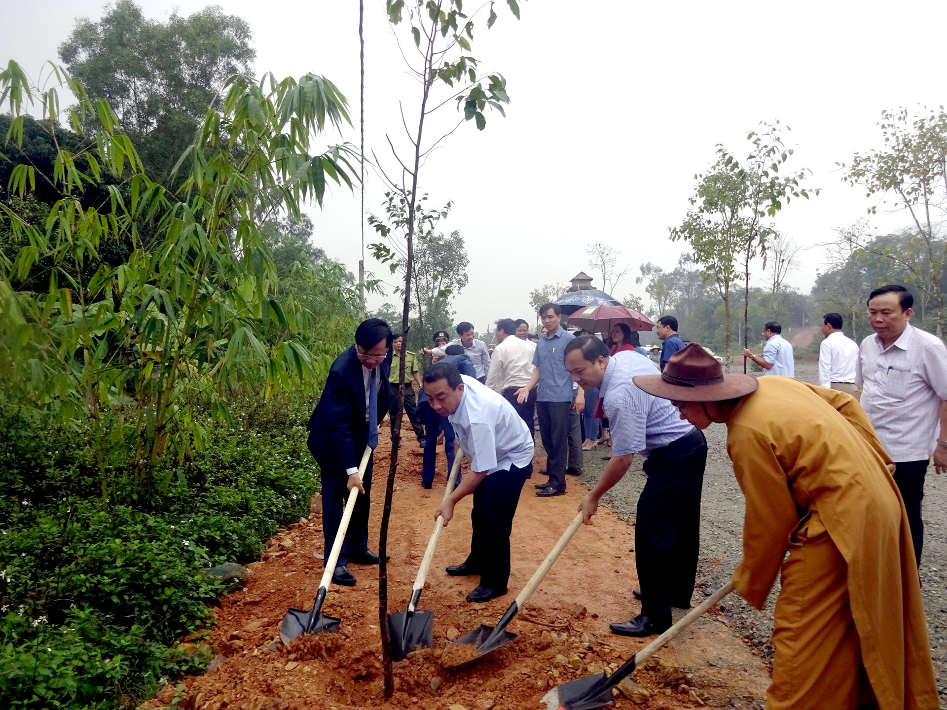  Lãnh đạo huyện Yên Thành tham gia trồng cây tại khuôn viên Thiền viện Trúc Lâm. Ảnh: Đăng Trí