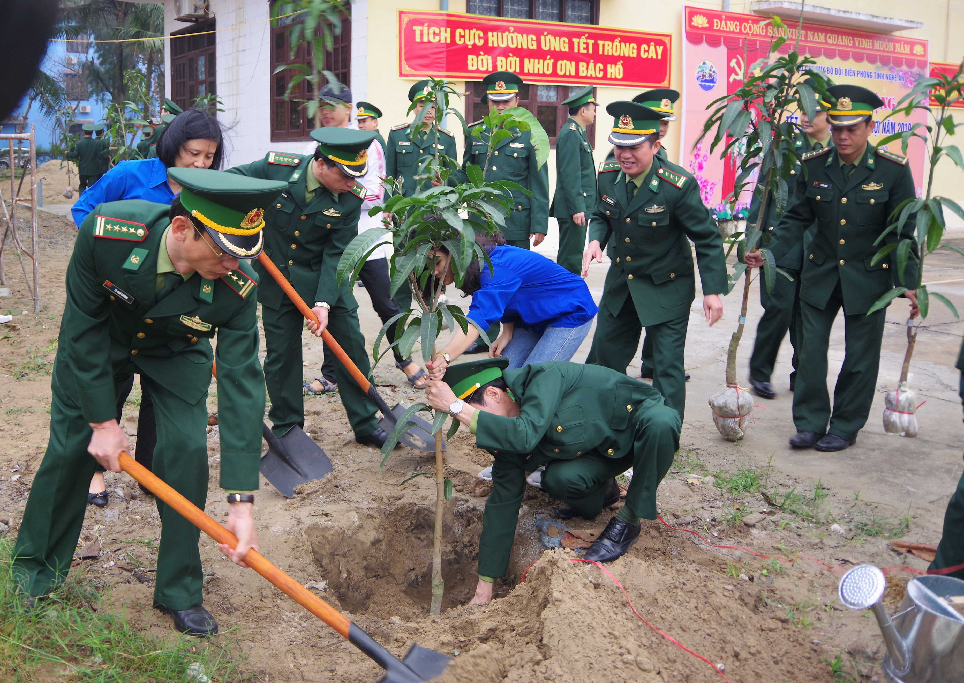 Cán bộ, chiến sỹ Bộ đội Biên phòng Nghệ An cùng các thầy, cô giáo trồng cây xanh tại Đồn Biên phòng Cửa khẩu cảng Cửa Lò - Bến Thủy. Ảnh: Hùng Phong