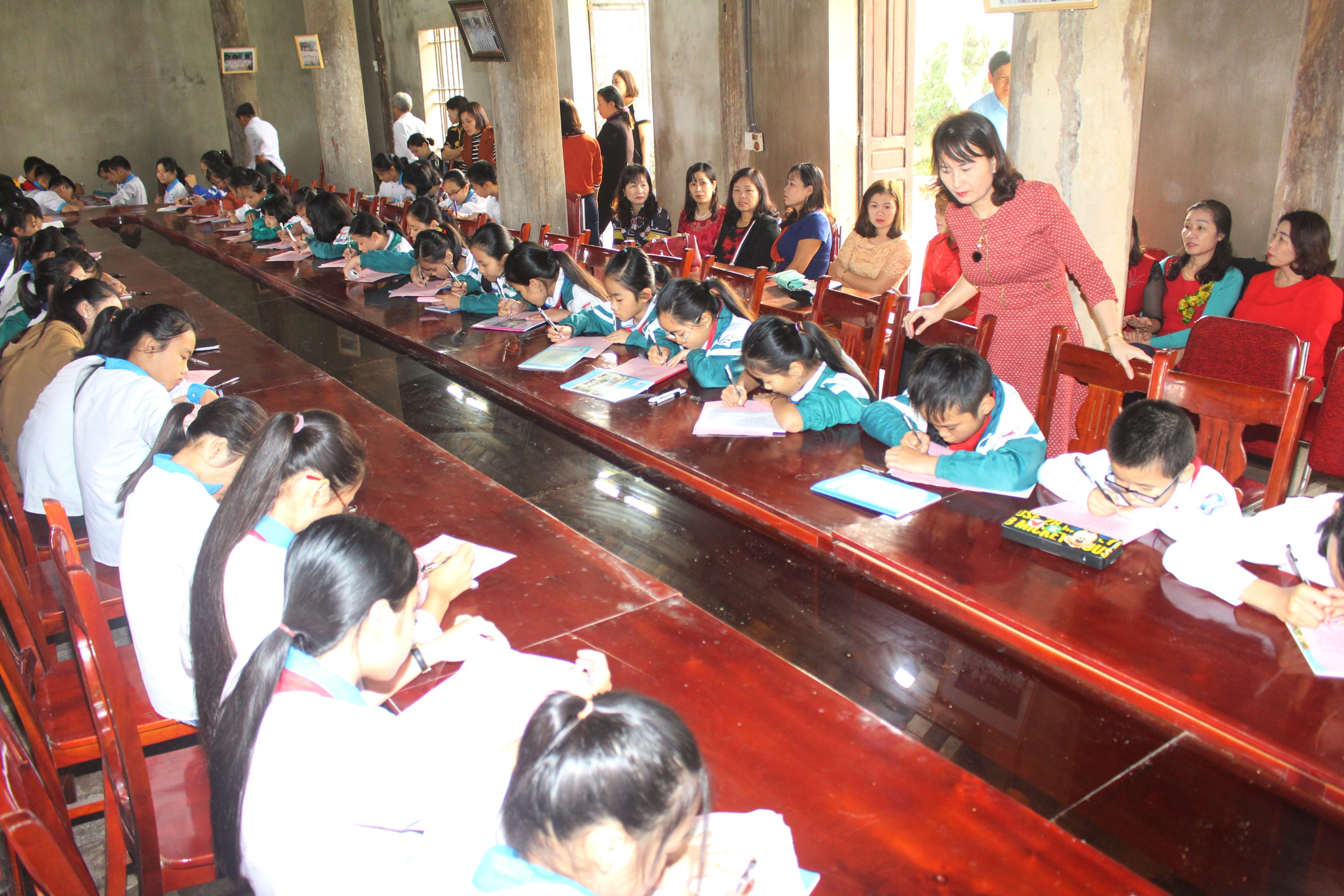 Sáng mùng 2 Tết, xã Quỳnh Đôi tổ chức cho con em khai bút đầu năm. Ảnh: Việt Hùng