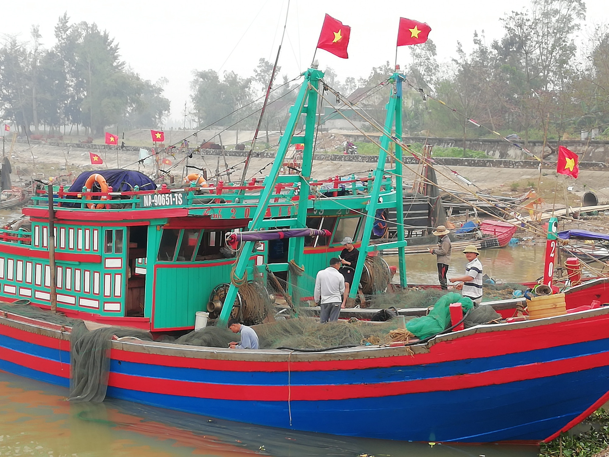 Ngư dân Diễn Châu chuẩn bị chuyến ra khơi lấy may đầu năm. Ảnh: Mai Giang