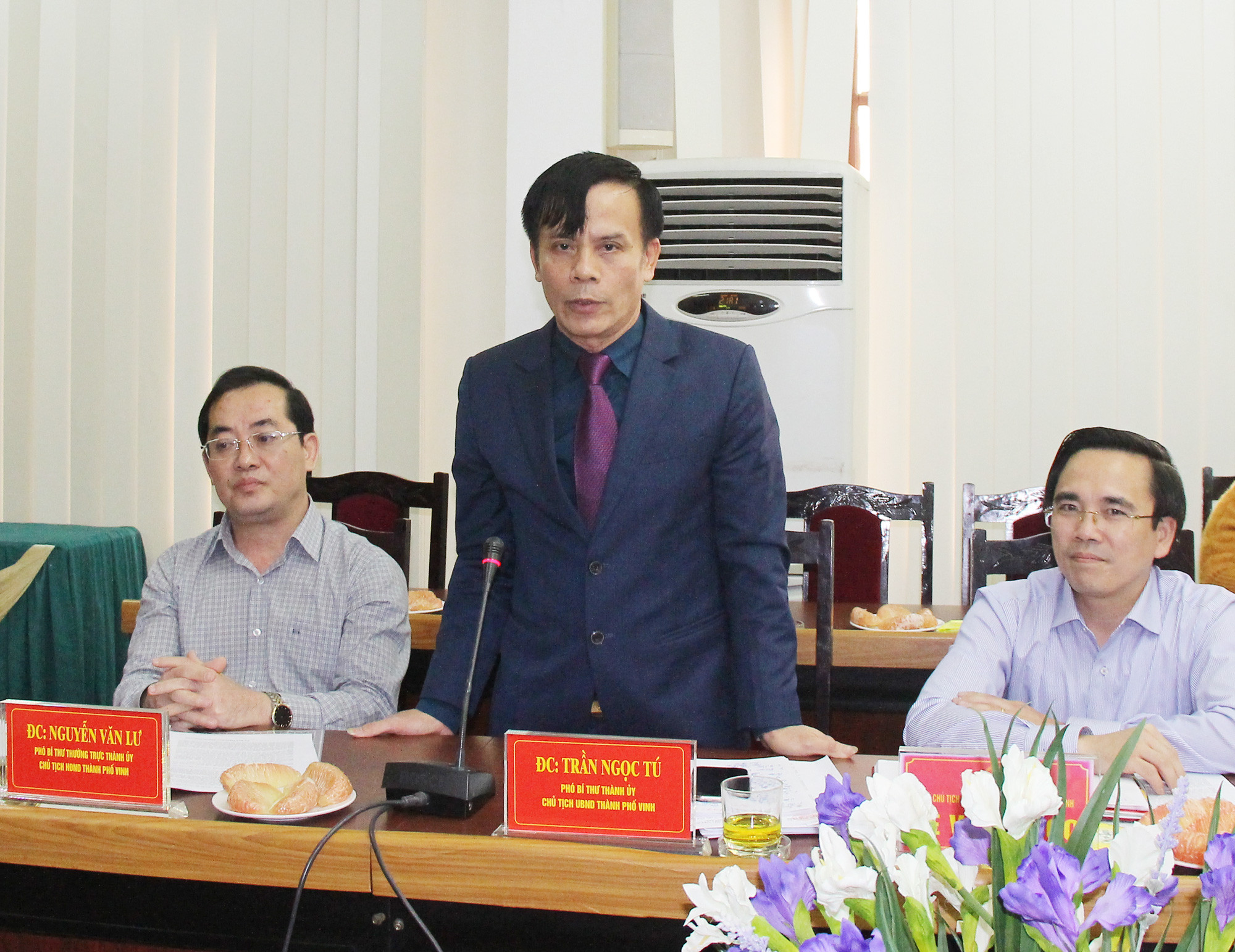 Đồng chí Trần Ngọc Tú - Chủ tịch UBND thành phố trao Giấy khen