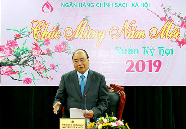 Thủ tướng Chính phủ Nguyễn Xuân Phúc chúc Tết cán bộ công nhân viên NHCSXH. Ảnh: Việt Phương