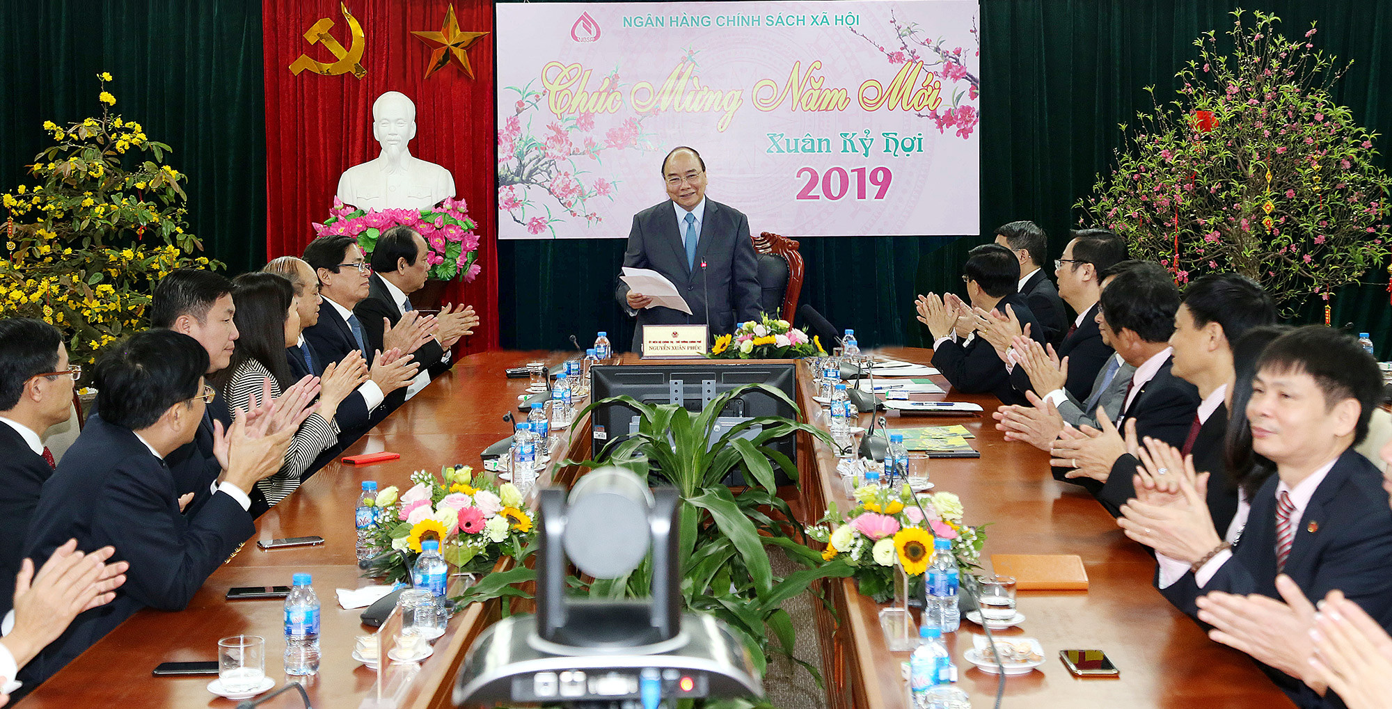 Thủ tướng Chính phủ Nguyễn Xuân PHúc làm việc với Ngân hàng CSXH Việt Nam. Ảnh: Việt Phương 