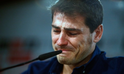 Casillas bật khóc trong cuộc họp báo đơn độc năm 2015, thông báo anh chia tay Real.