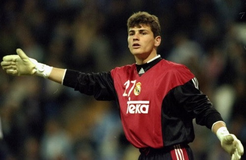 Từ một thủ môn trẻ, Casillas bất ngờ được trao cơ hội và từng bước trở thành huyền thoại của Real.