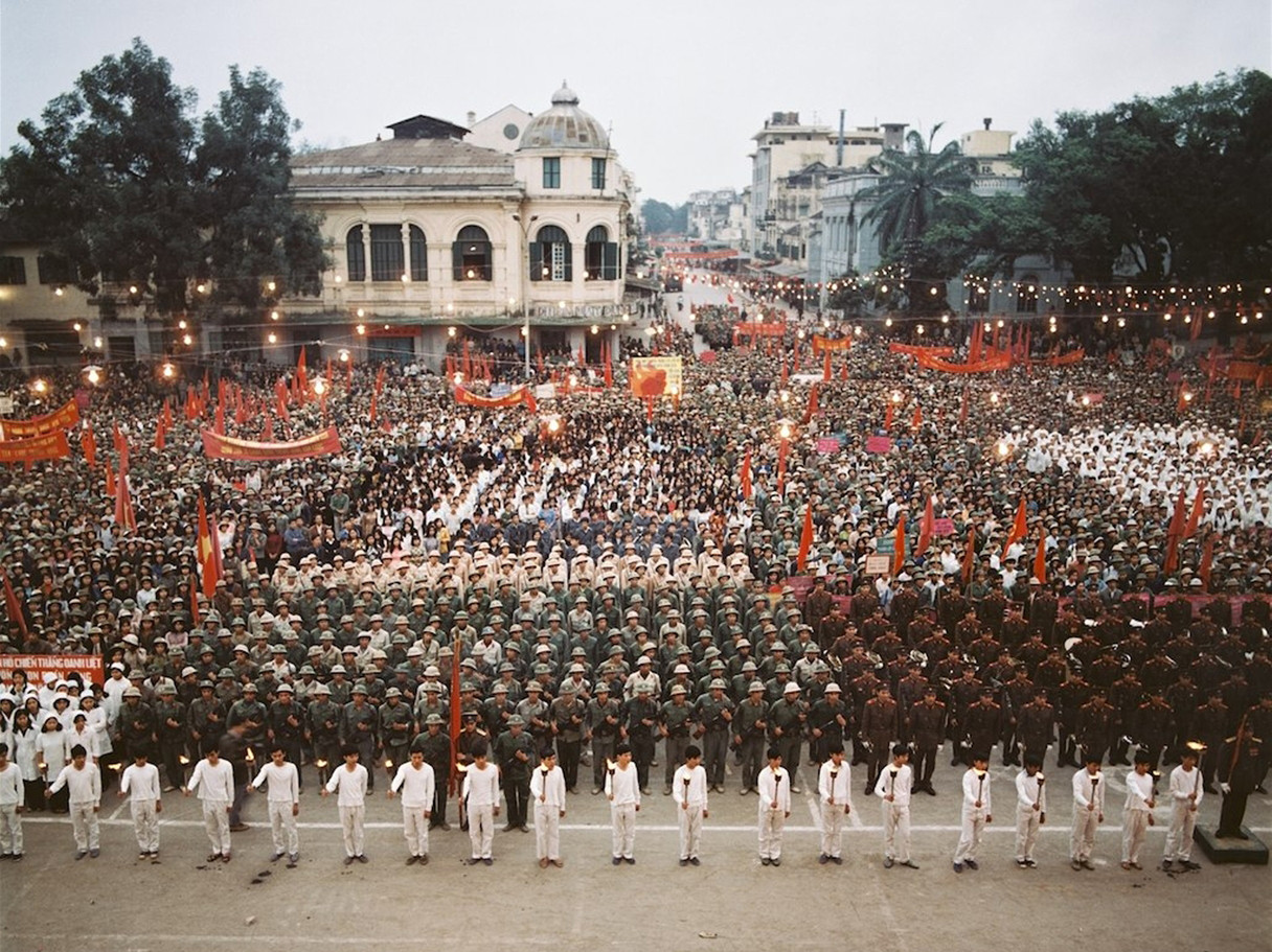 Mít tinh mừng chiến thắng, chiến tranh biên giới phía bắc 1979 (Ảnh chụp trước Nhà hát Lớn Hà Nội). Ảnh tư liệu