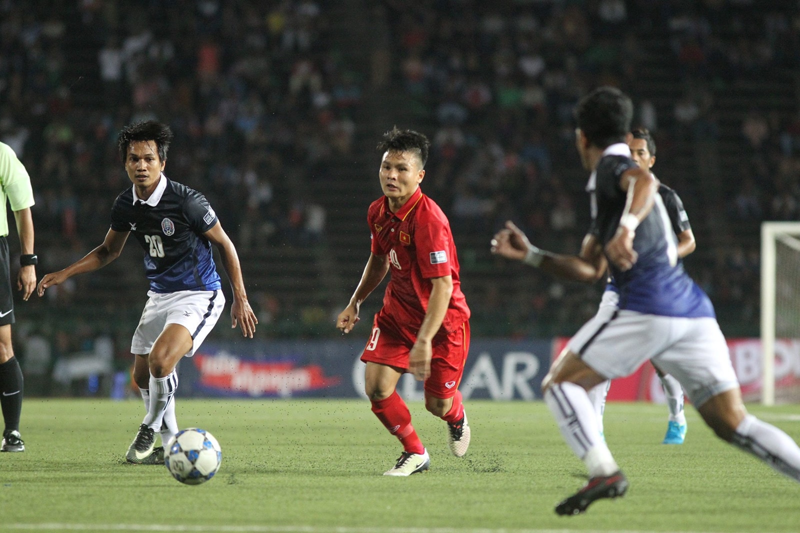 ĐTVN từng rất khó khăn khi thi đấu trên sân Phnom Pênh tại vòng loại Asian Cup. Ảnh: Zing