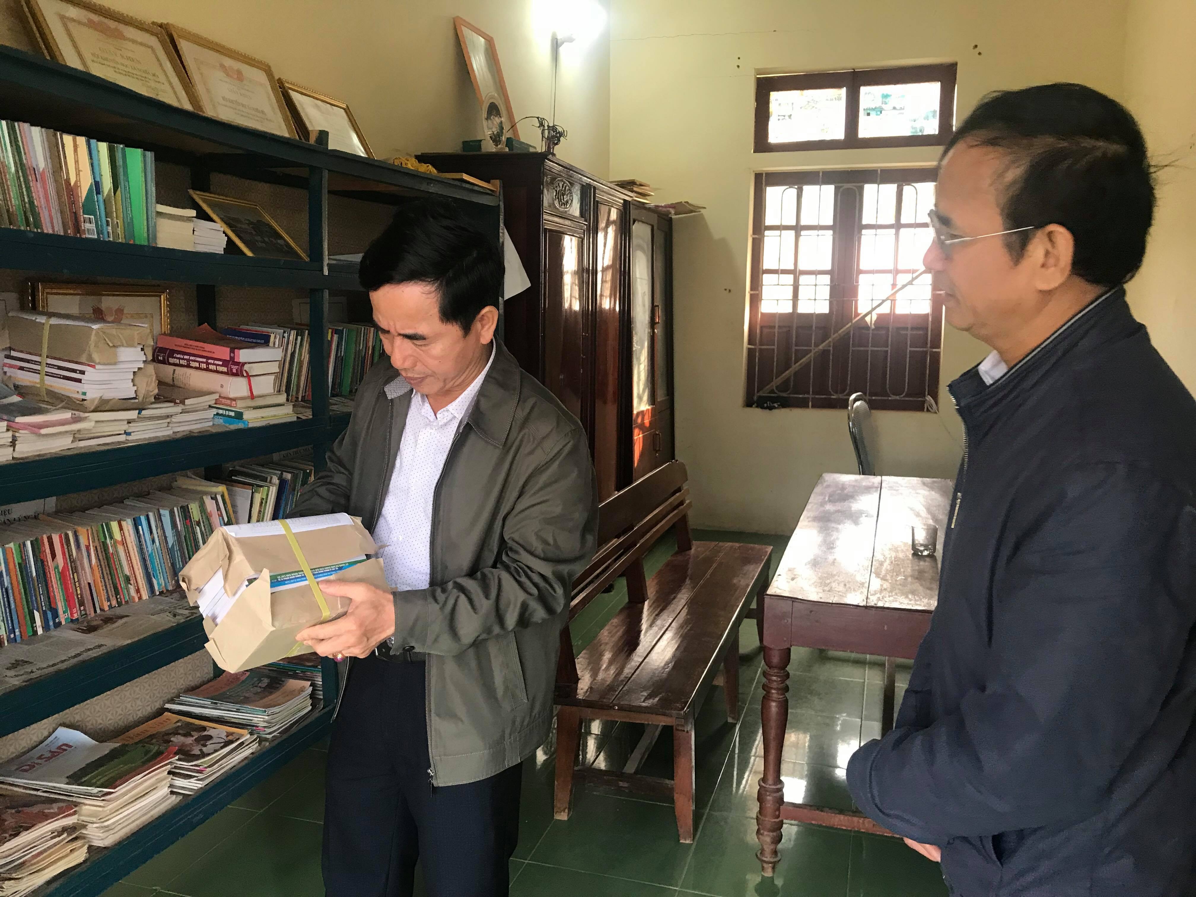 Kiểm tra việc sử dụng các tài liệu về công tác Đảng tại xã Nghĩa Hội. Ảnh: Minh Thái 