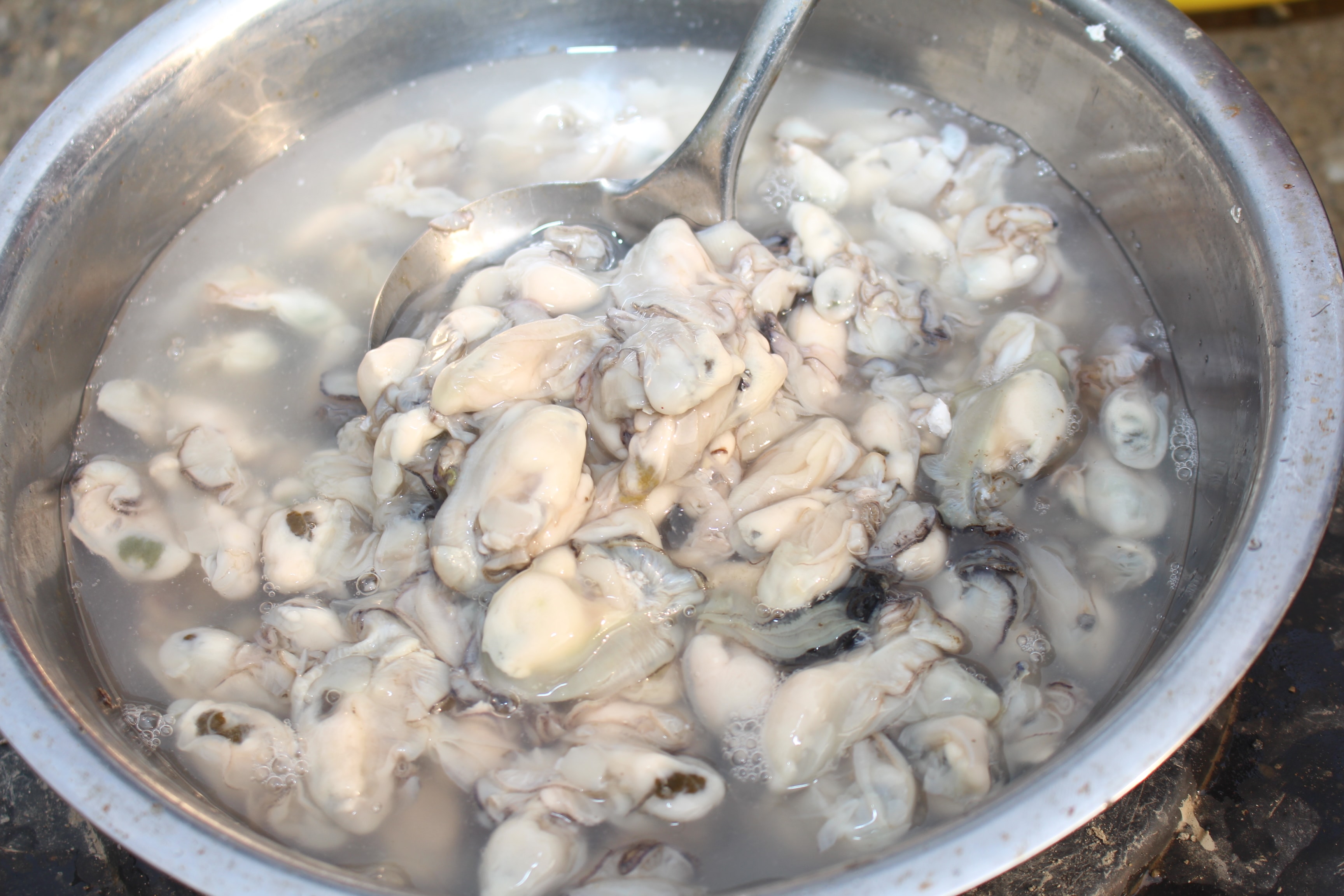 Do mất mùa nên hàu có giá bán cao kỷ lục 200.000 - 220.000 đồng/kg. Ảnh: Việt Hùng