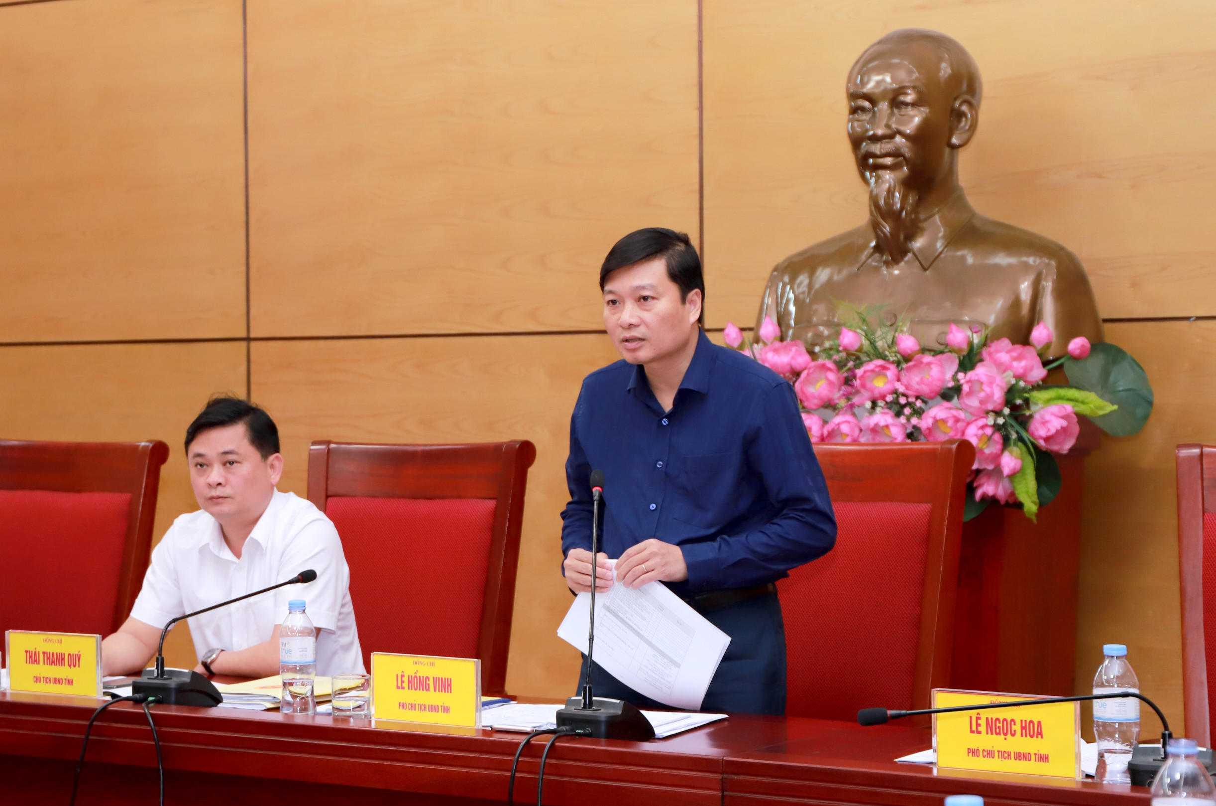 Phó Chủ tịch UBND tỉnh Lê Hồng Vinh phát biểu tại cuộc làm việc. Ảnh: Thành Duy