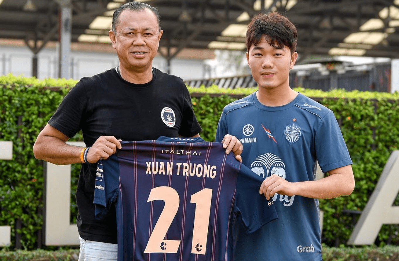 Lương Xuân Trường cũng là những cầu thủ vắng mặt tại V.League 2019 vì chia tay HAGL, ra nước ngoài thi đấu. Người đeo băng thủ quân HAGL mùa tới nhiều khả năng sẽ là tiền vệ Nguyễn Tuấn Anh. Ảnh: BUFC