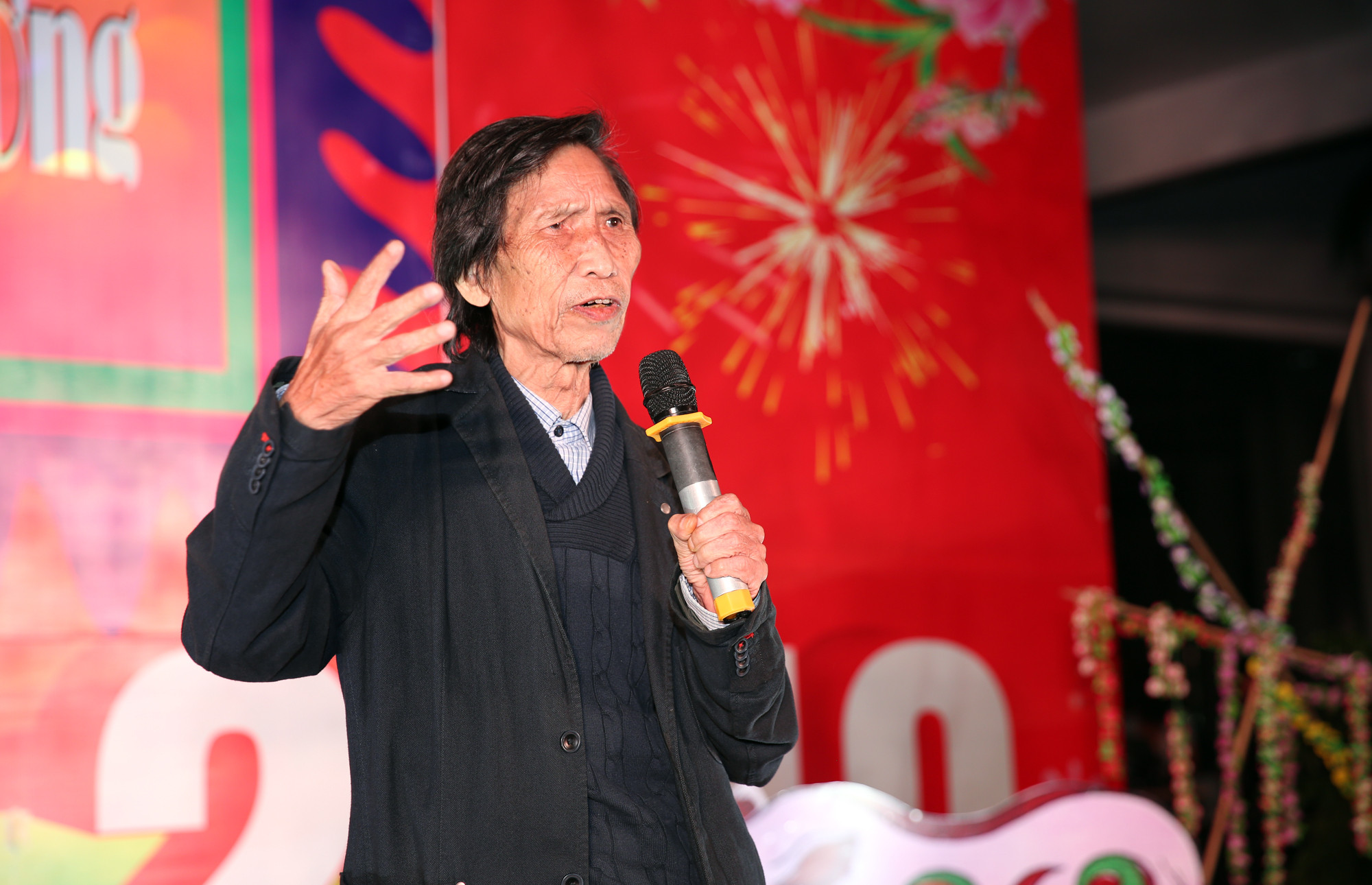 Nhà thơ Thạch Quỳ giao lưu với khán giả trong chương trình Ngày thơ Việt Nam lần thứ XVII tại Nghệ An. Ảnh: Đức Anh